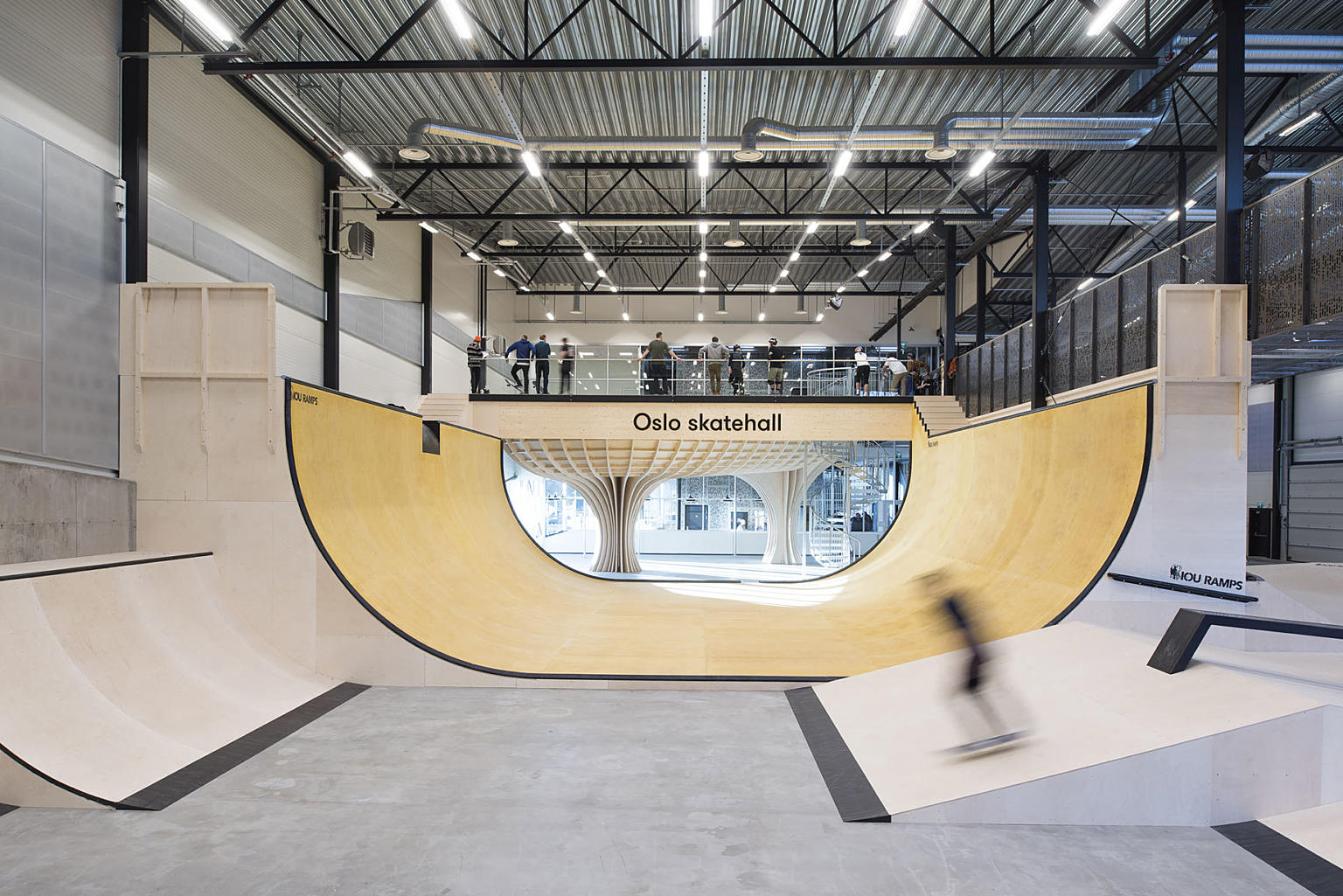 Fra innsiden av skatehallen. Alle skateelementer i hallen er spesialdesignet av Glifberg+Lycke og IOU Ramps.