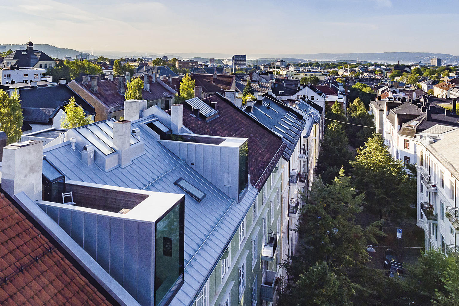 Loftet er utvidet med fem nye takarker mot gaten og gårdsrommet. På toppen av to av takarkene er det etablert en takterrasse for hver av leilighetene.