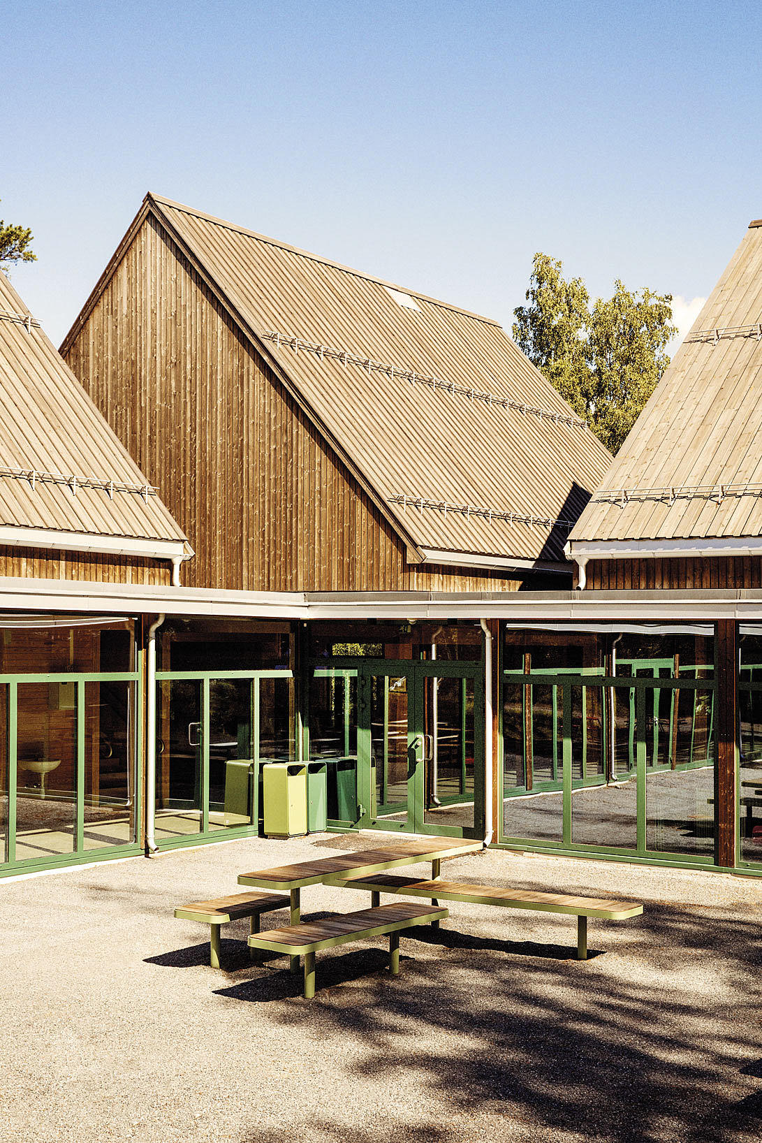 Utøya har fått nytt kurs- og konferansesenter, Torget. Senteret er tegnet av Blakstad Haffner arkitekter og inneholder spisesal, bibliotek og konferansesal.