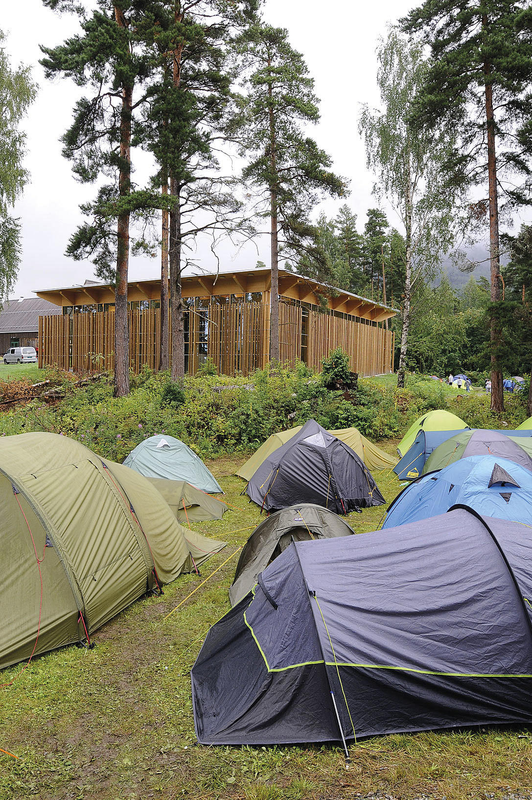 Rett utenfor Hegnhuset telter ungdommene.