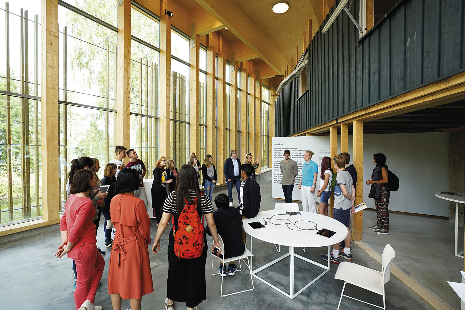 I Hegnhuset er deler av den gamle kafébygningen bevart, og kombinert med et læringssenter for ungdom med utstillingsareal, demokrativerksted, kinosal og sitteplasser.