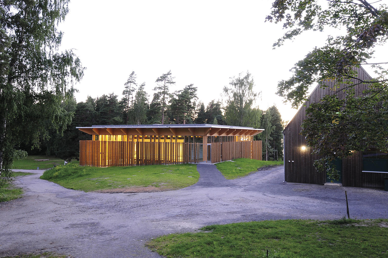 Hegnhuset har 495 søyler ytterst og 69 bredere søyler innenfor, med en svalgang mellom. Det første tallet representerer de overlevende, det siste de som ble drept.