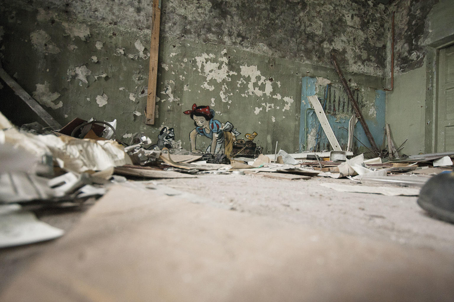 Mange av husene i Teriberka har blitt forlatt og forfaller. Omlag 85 % av den statlig eide trehusbebyggelsen skal rives.