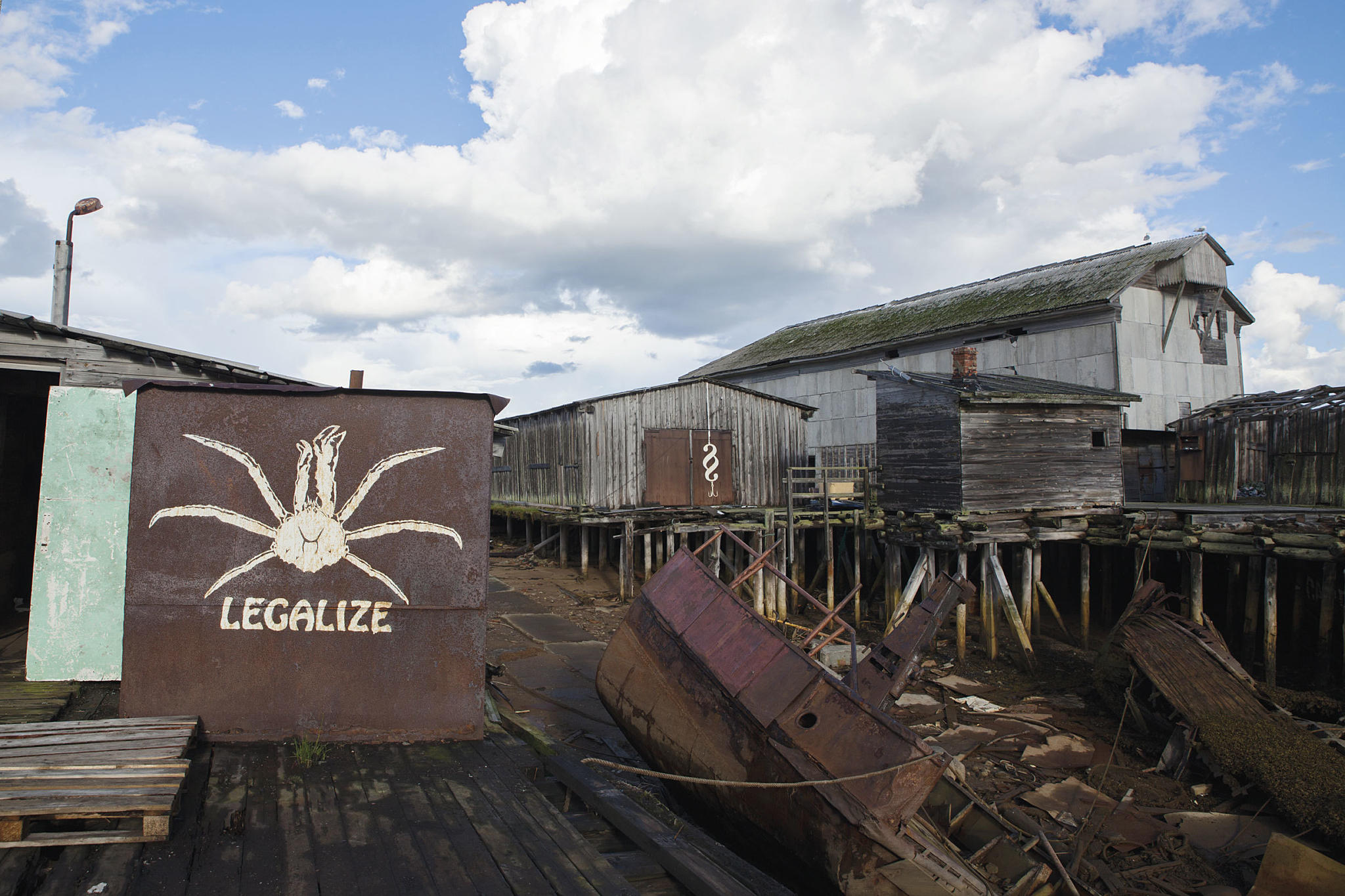 Tapet av fiskerettigheter for lokale sjømenn har ført til økonomiske nedgangstider i Teriberka. Krabbefangst er ulovlig og kan gi opptil flere års fengsel.