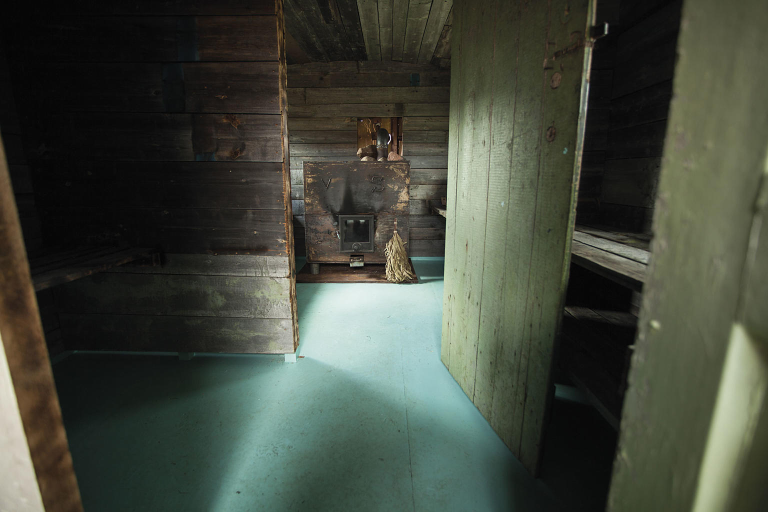 Biblioteket og badstuen inne i militærlastebilen skal være et sted for samtaler og idéutveksling. Rommene er bygget av materialer fra forlatte bygninger.