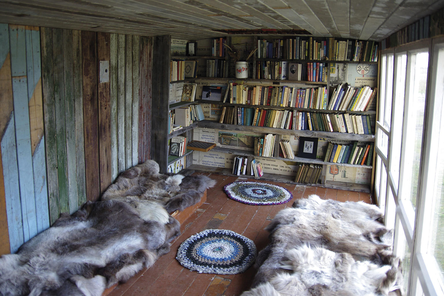 Biblioteket og badstuen inne i militærlastebilen skal være et sted for samtaler og idéutveksling. Rommene er bygget av materialer fra forlatte bygninger.