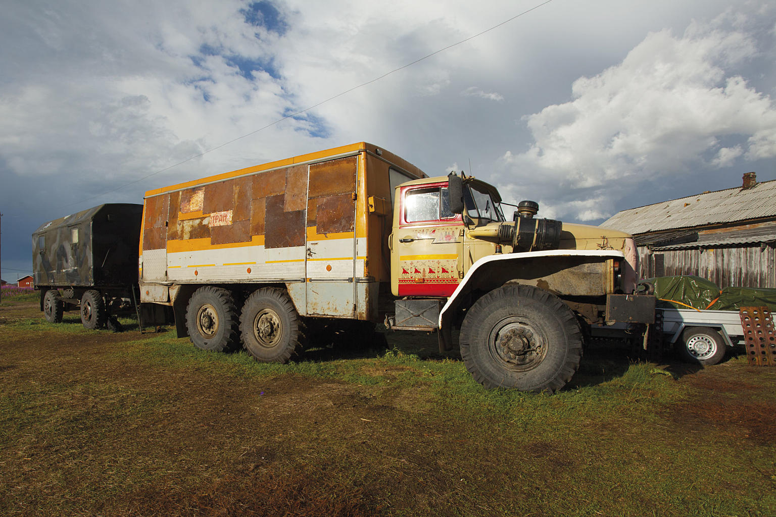 En gammel militærlastebil er blitt omskapt til bibliotek og badstu. Planen er å bygge en tilsvarende vogn i Vardø, basert på denne byens kultur og historie.