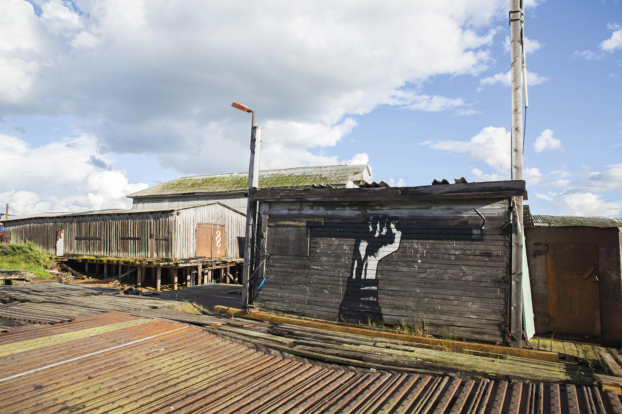 Befolkningstallet i Teriberka har falt fra 5000 på 1960-tallet, til i underkant av 200 innbyggere. I 2007 ble skolen lagt ned, og to år etter forsvant sykehuset. Målet med prosjektet “New Chapter” er å skape oppmerksomhet rundt hva som skjer med små kystsamfunn både i Russland og i Norge.