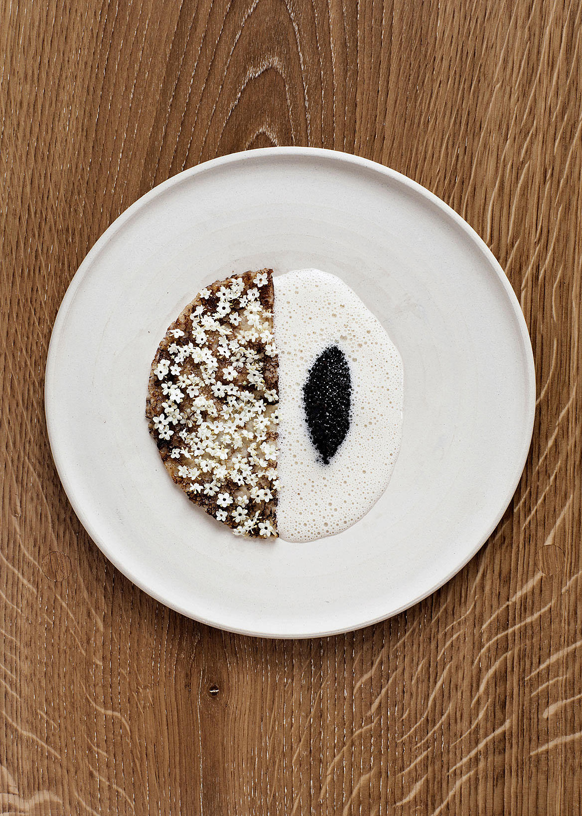 Kaviar, pannekake og hylleblomst.