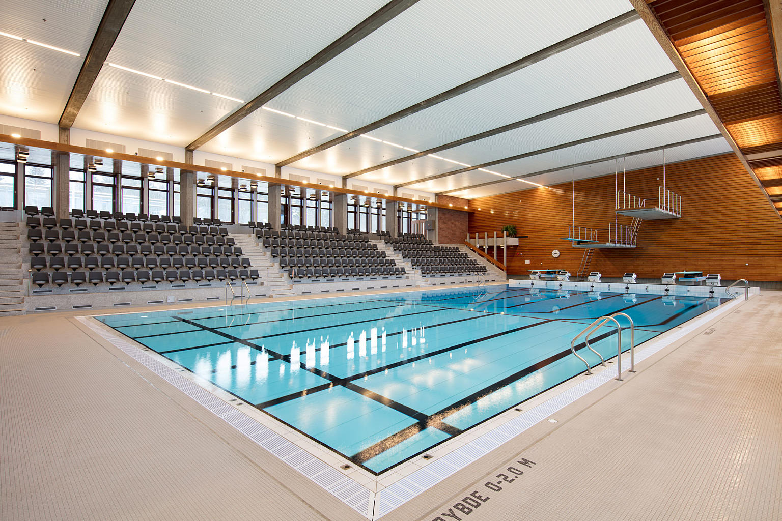 Begeistret. Arkitektur Ns utsendte var svært begeistret over kombinasjonen av edle tresorter og eksponert betong.