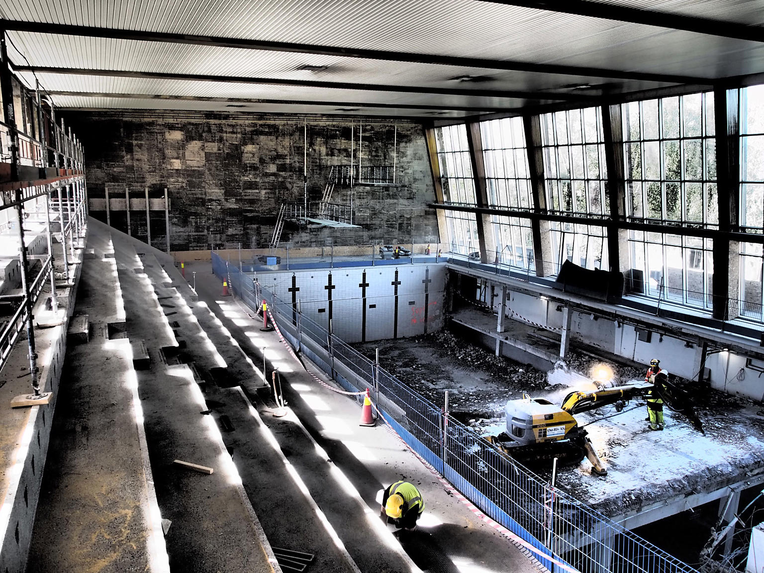 Med hård hånd. For å gjenskape en autentisk svømmehall måtte arkitektene skifte ut store deler av det eksisterende interiøret. Hovedbassenget er 25 meter langt og 12,5 meter bredt, og her er det gjort en liten endring fra det originale bassenget slik at vannet er i høyde med gulvet rundt, slik normalen er i våre dagers svømmeanlegg.