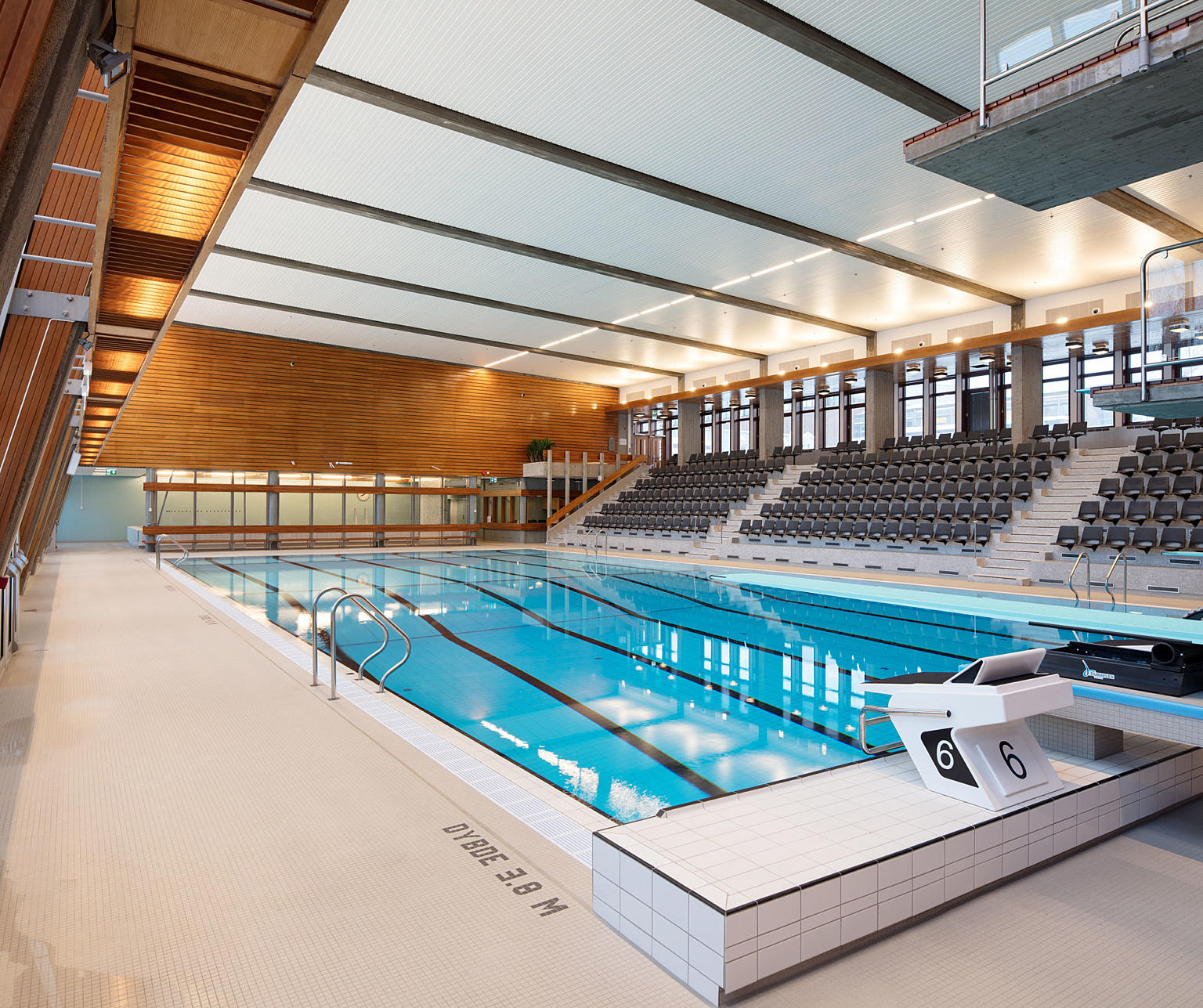 Vern og bruk. I 1957 vant Pran & Torgersen konkurransen om Norges idrettshøyskole ved Sognsvann i Oslo. Arkitektkontoret Nils Tveit AS har stått for oppgraderingen, der særlig arbeidet med svømmehallen har skapt begeistring. Swimming hall by Pran & Torgersen, rehabilitated by Nils Tveit AS.