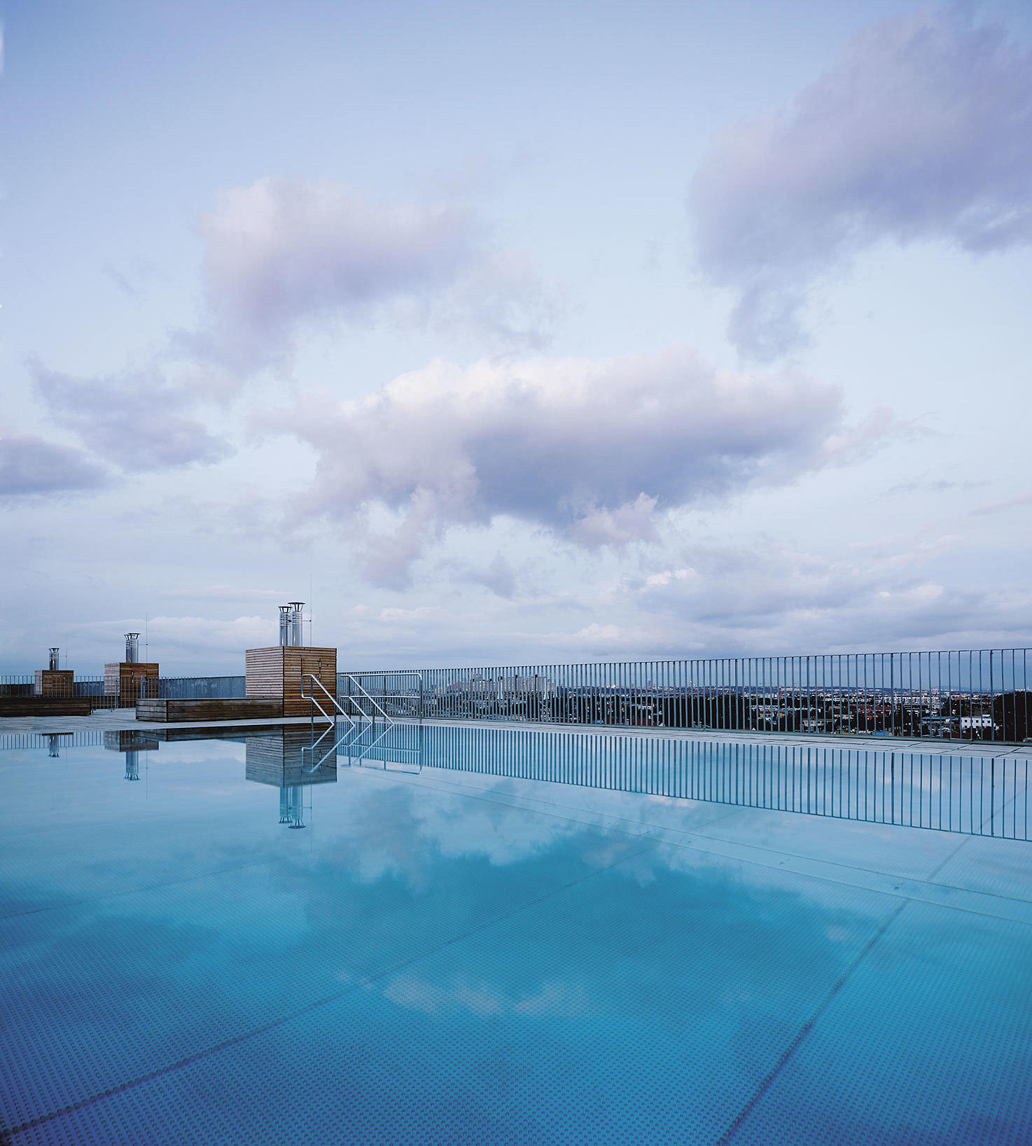 Urban crescendo! Felles svømmebasseng på taket med 360-graders utsikt over metropolen. I helgene er det festival-stemning, sies det.