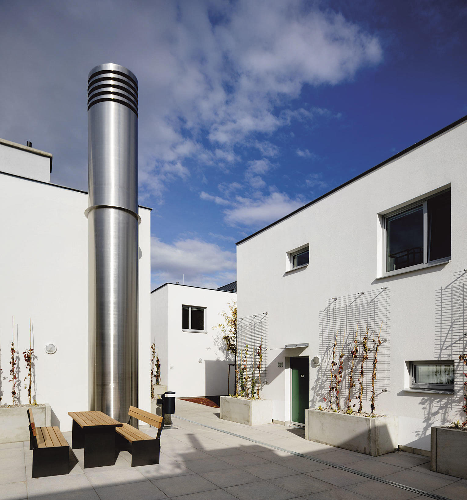 Horisontalt nabolag. Felles-
arealer ved atriumhusene. Privatsfæren godt skjult på innsiden.