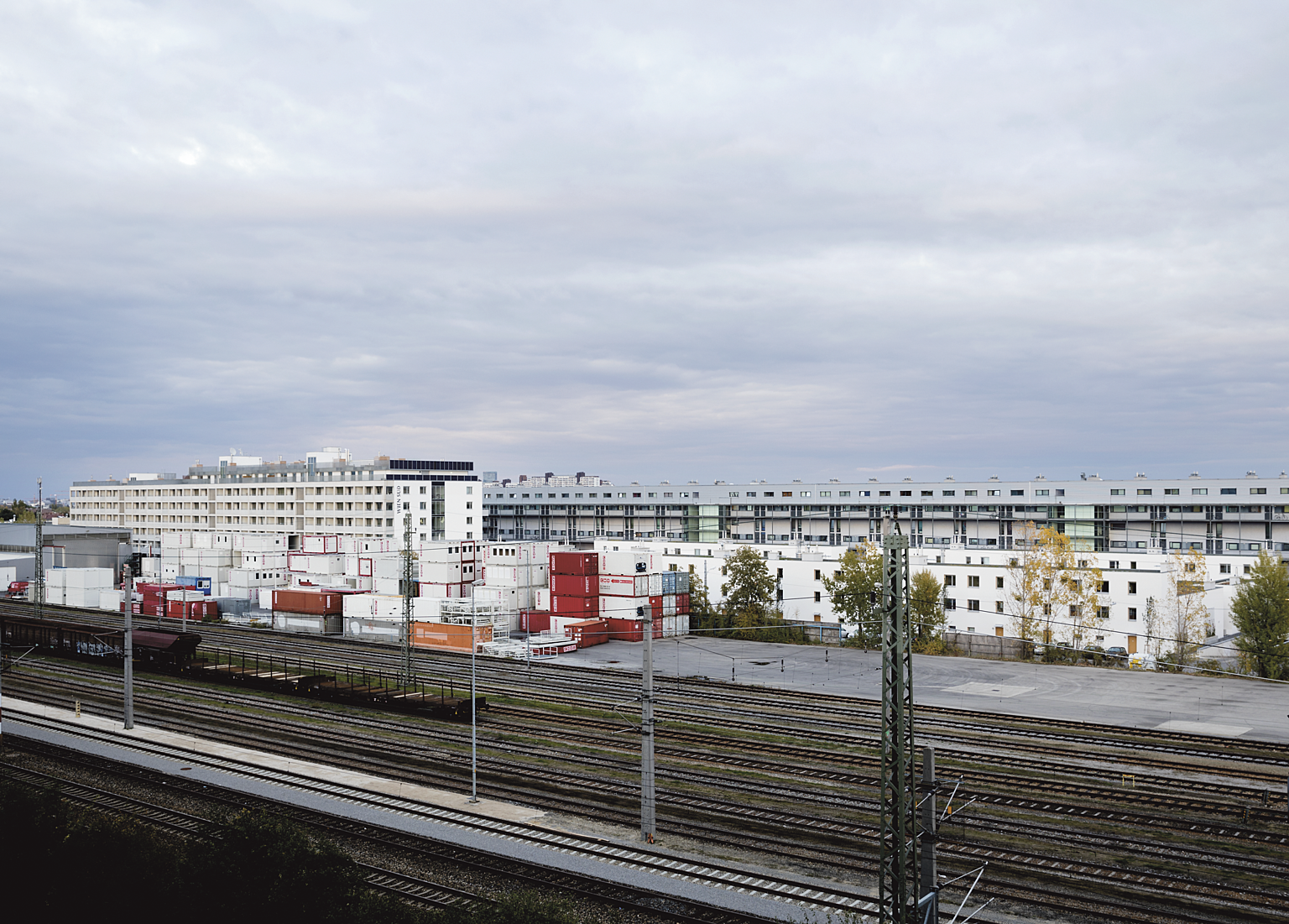 Ground-zero urbanity! Lamellen og boligteppet presses inn mellom jernbanen/containerstasjonen og den eksisterende boligblokken.
