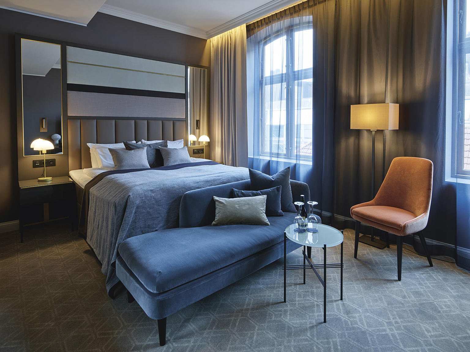 Sengegavl er utformet av billedkunstner Nina Grieg. En smal messingstang representerer horisonten i de ulike årstider, der sommerhorisonten er plassert lavest nede og vinteren høyest oppe.