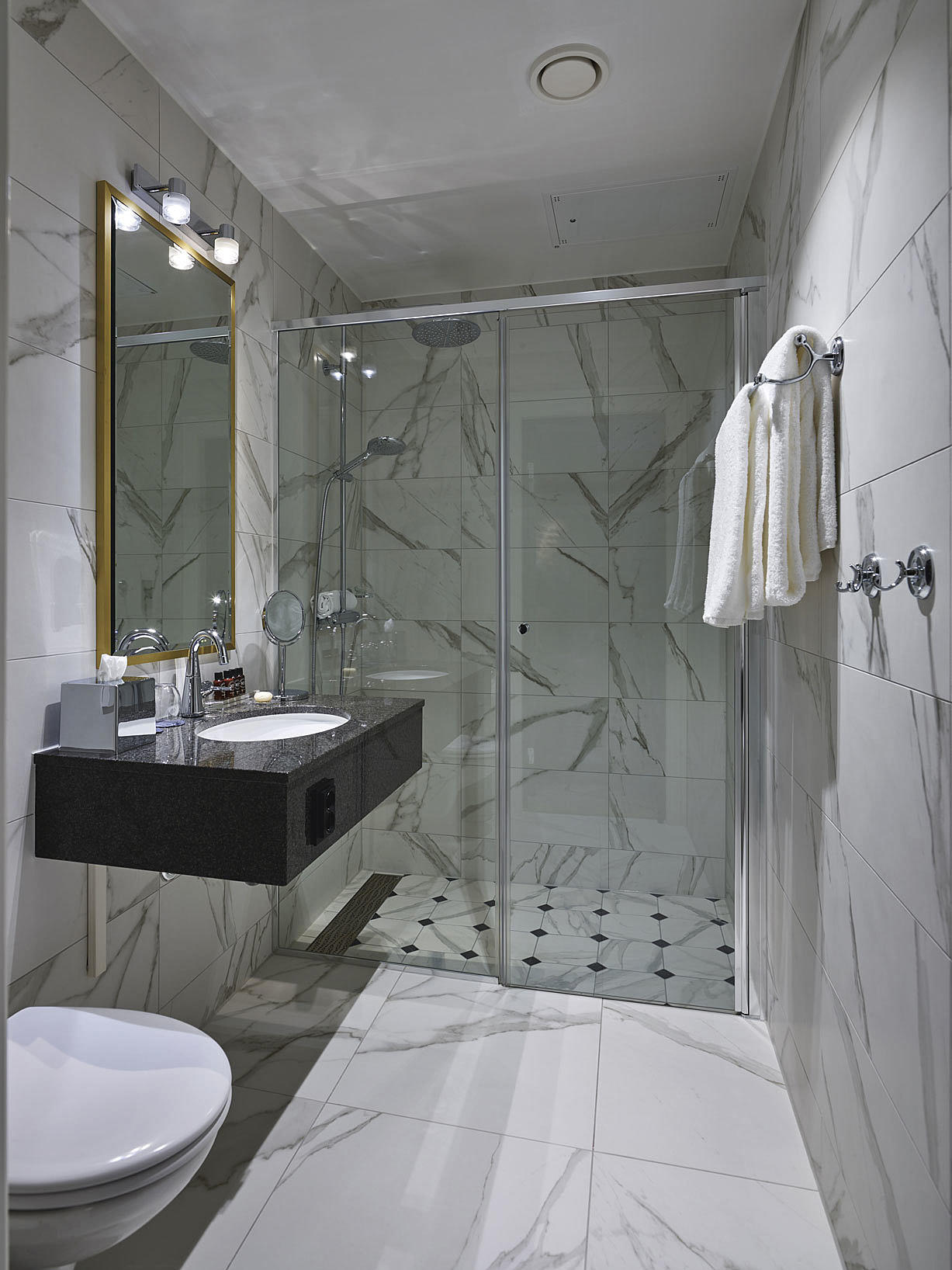 Badene er holdt i sort / hvitt og har tilbehør i krom. Innredningselementene mangler varmen og frodigheten som ligger i årstidspaletten.