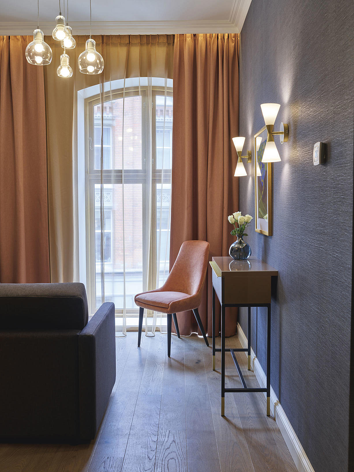 De store buede vinduene som går helt ned til gulvet gir en luksuriøs følelse. Gulvet er hevet for å gi plass til ventilasjon.