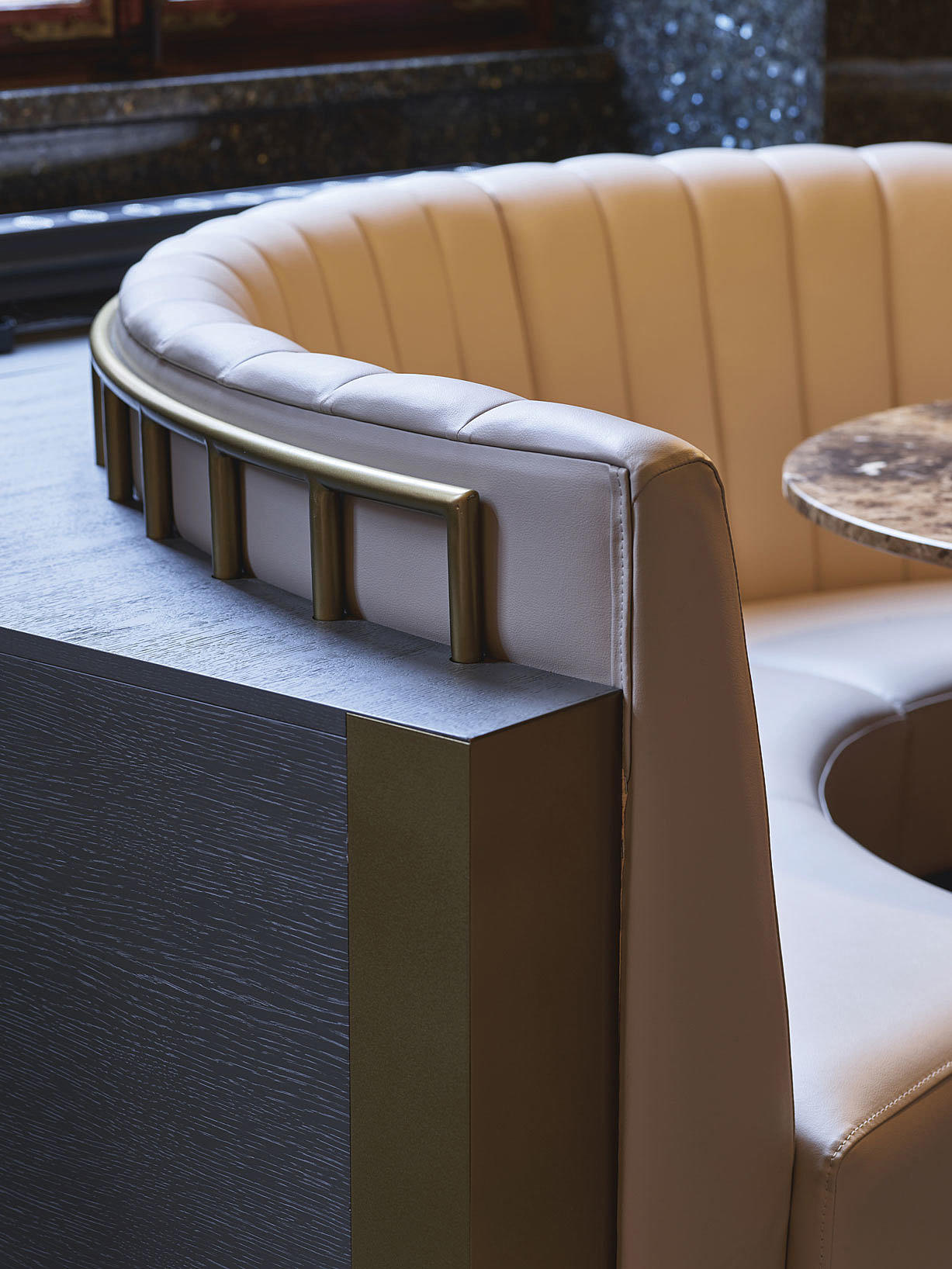 For å kunne matche den sterke arkitekturen kreves det at volumet skrues opp et hakk på alt av inventar. Det har Metropolis vist tydelig forståelse for, og det reflekteres i den spesialtegnede innredningen.