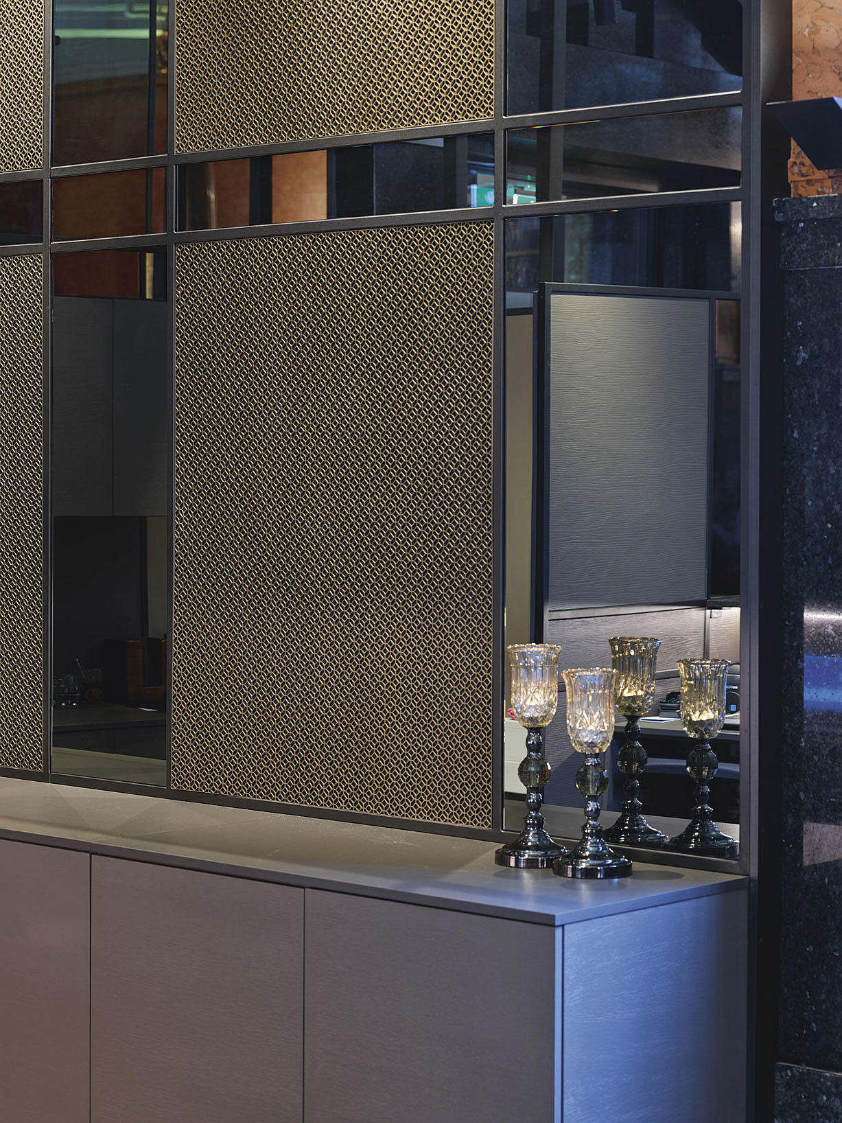 For å kunne matche den sterke arkitekturen kreves det at volumet skrues opp et hakk på alt av inventar. Det har Metropolis vist tydelig forståelse for, og det reflekteres i den spesialtegnede innredningen.