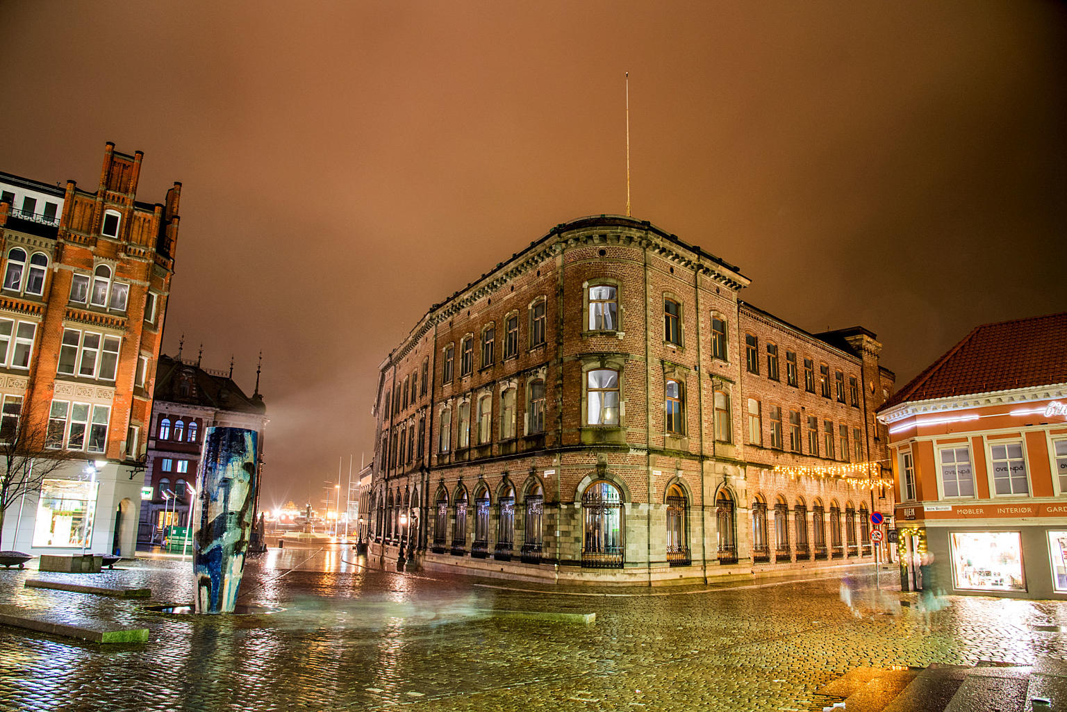 Bygget er det ene av to gamle bankbygg som er fredet. Inngangen til hotellet vender ut mot Vågsallmenningen i det historiske hjertet av Bergen. Foto: Eirik Hagesæter