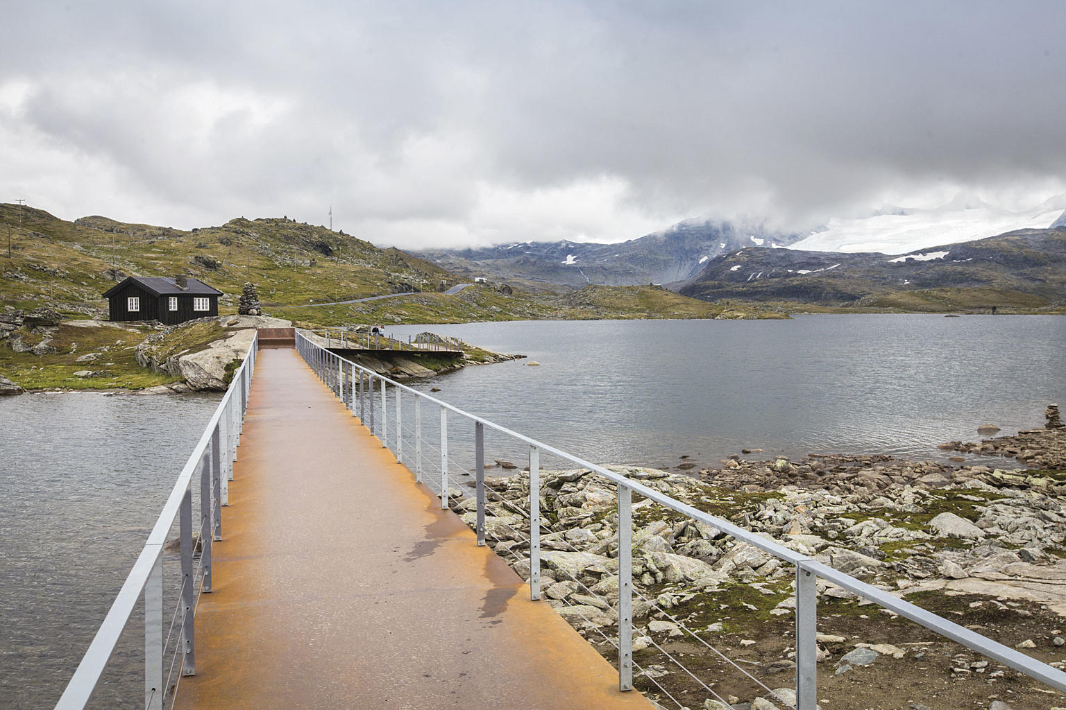 Den 52 meter lange stålbroa gynger lett når man går på den.