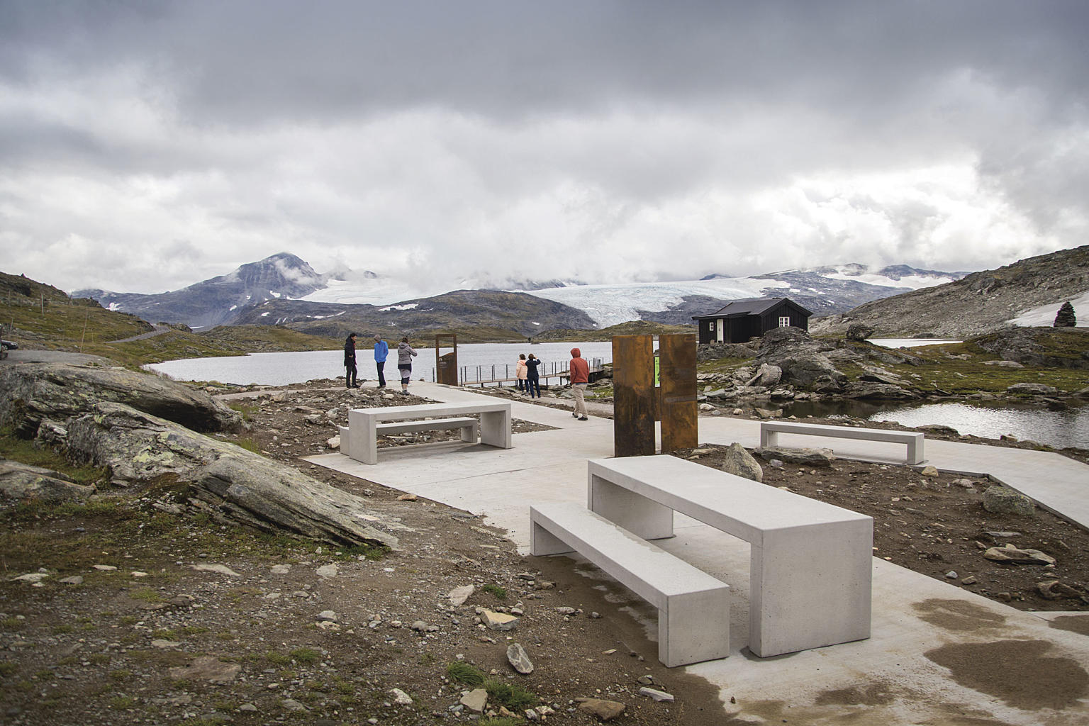 Rullestolrampe, rasteplass og informasjonspunkt nærmest Sognefjellshytta fungerer som startpunkt for turstirunden.
