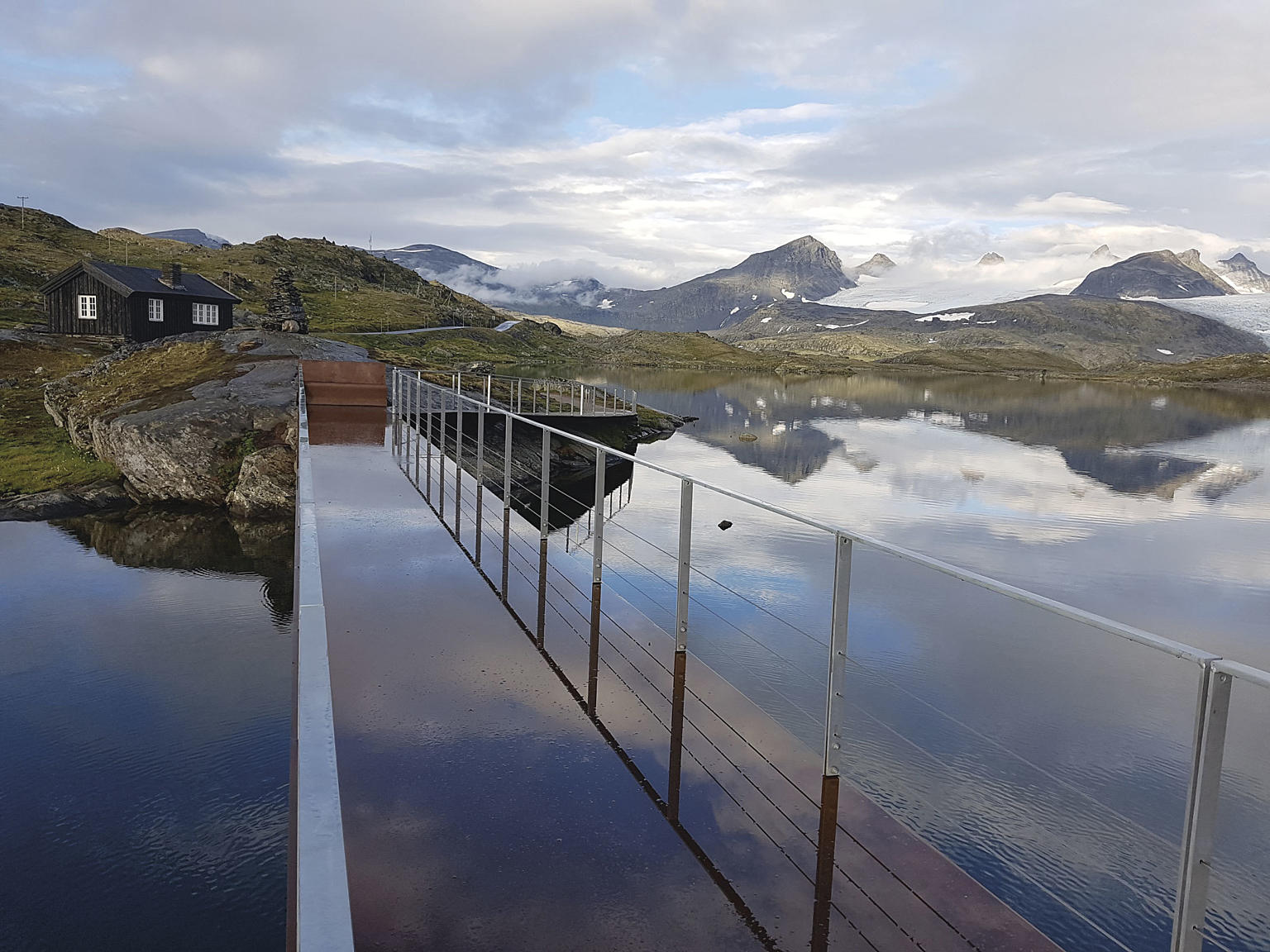 Den ene stålbroa «brettes opp» og blir til en benk i enden. Herfra kan man nyte utsikten til Fanaråken. I ryggen har du fantastiske Smørstabbreen.