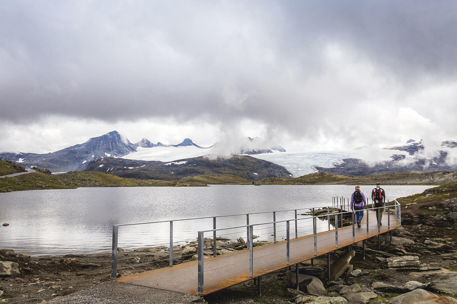 Den ene stålbroa «brettes opp» og blir til en benk i enden. Herfra kan man nyte utsikten til Fanaråken. I ryggen har du fantastiske Smørstabbreen.