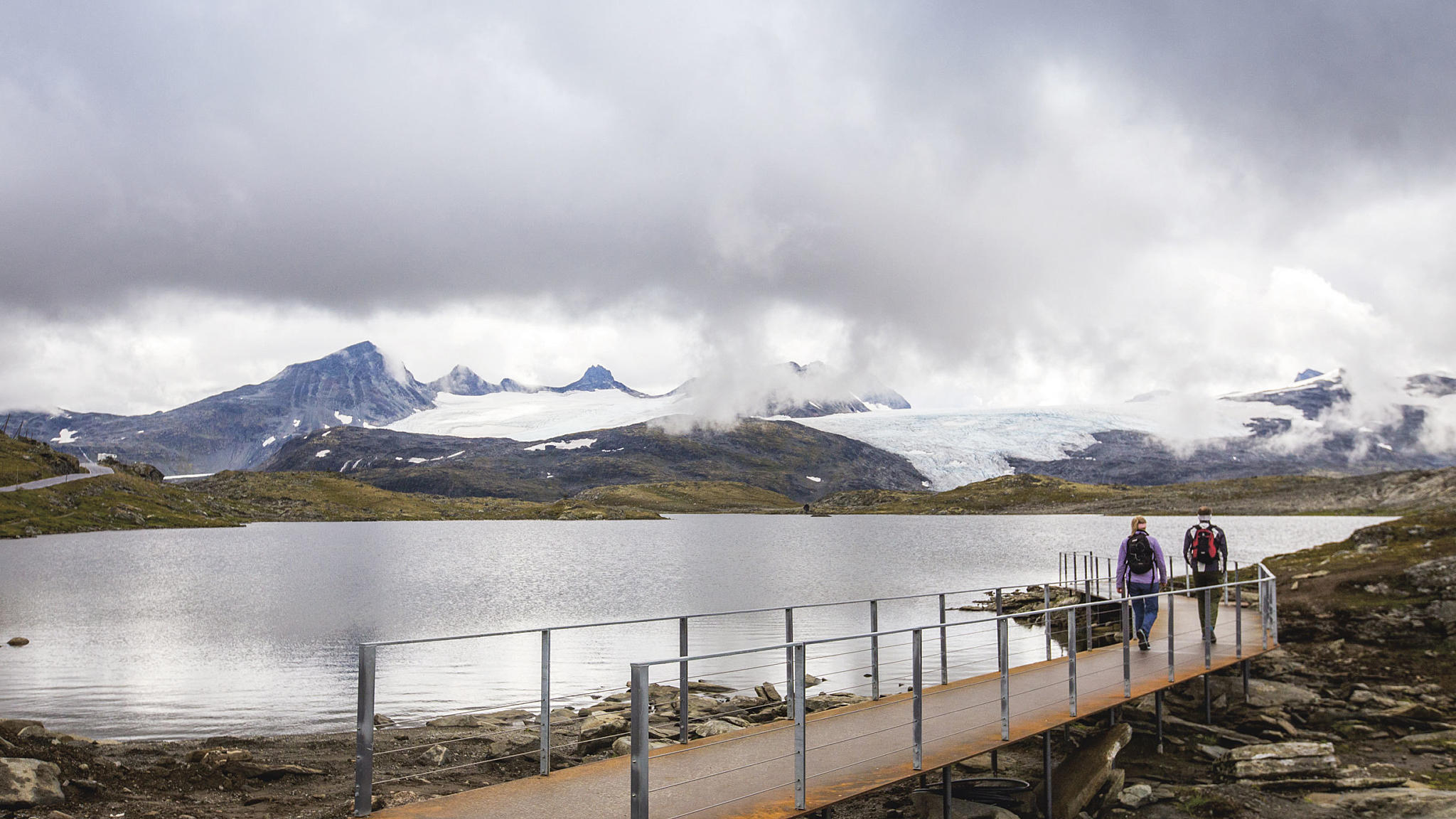 Den ene stålbroa «brettes opp» og blir til en benk i enden. Herfra kan man nyte utsikten til Fanaråken. I ryggen har du fantastiske Smørstabbreen.