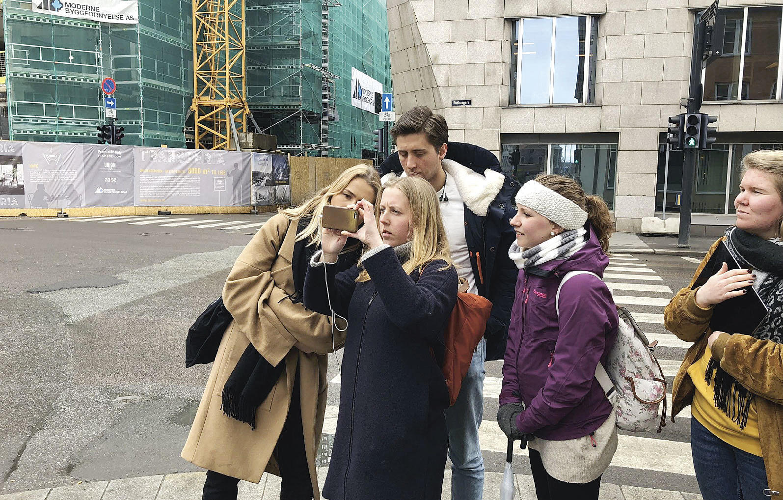 Studenter på tur i Kvadraturen i Oslo med mobiltelefonen som arbeidsverktøy. Ved å kunne se hus i 3D på tomten kan skala og høyder testes ut med en helt annen presisjon enn tidligere. Foto: Juel Foss
