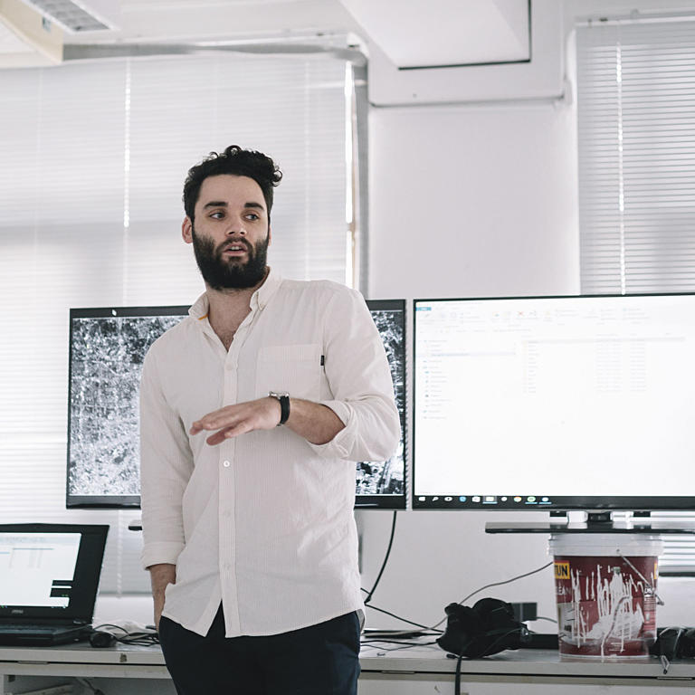 Kai Reaver underviser på AHO og har tidligere hatt flere kurs ved ulike læresteder. I møtet med studentene blir AR og VR redskaper for bevaring like mye som verktøy for å skape ny arkitektur. Foto: Swita Uancharoenkul