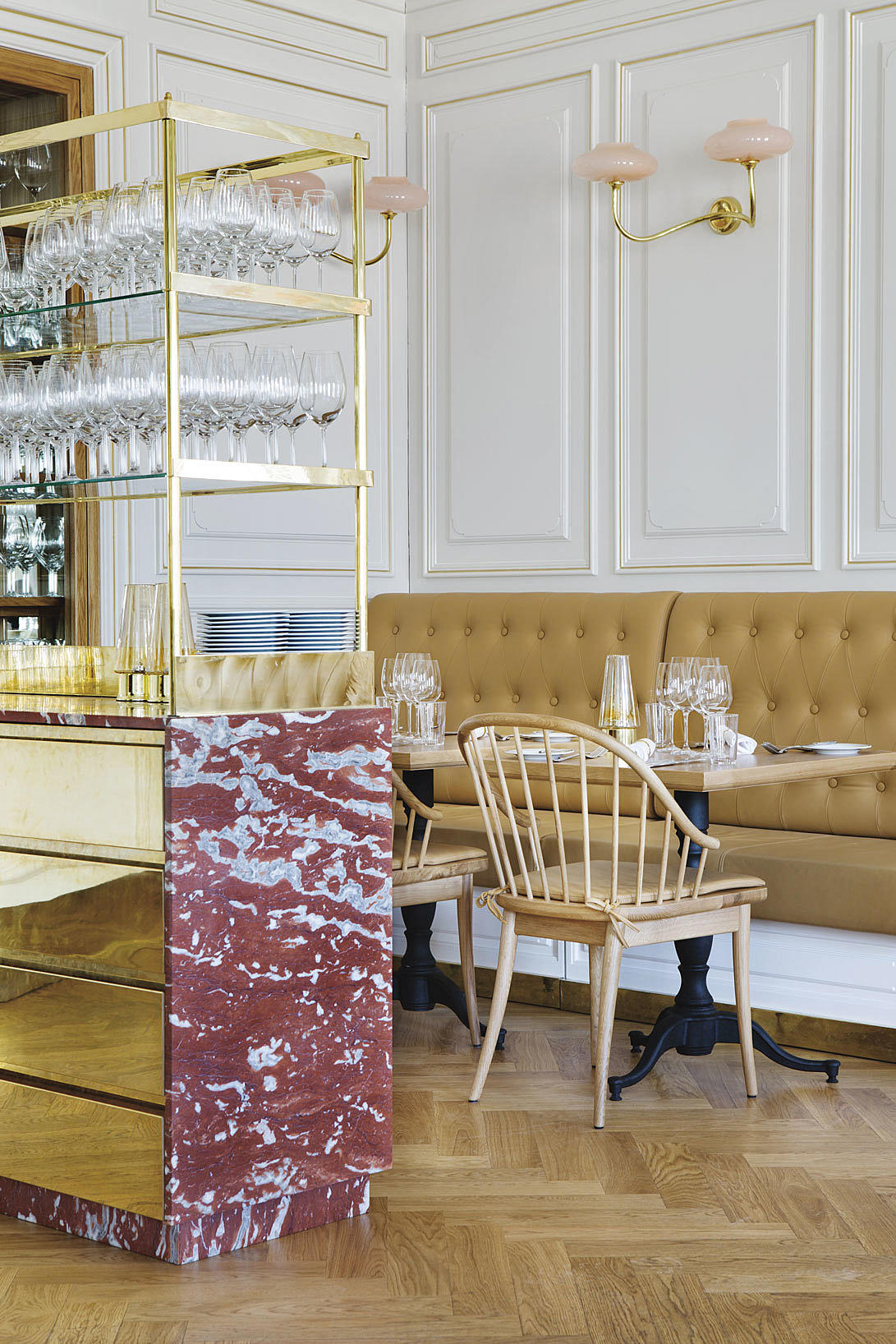 Serveringstasjon og spesialtegnet møblement.