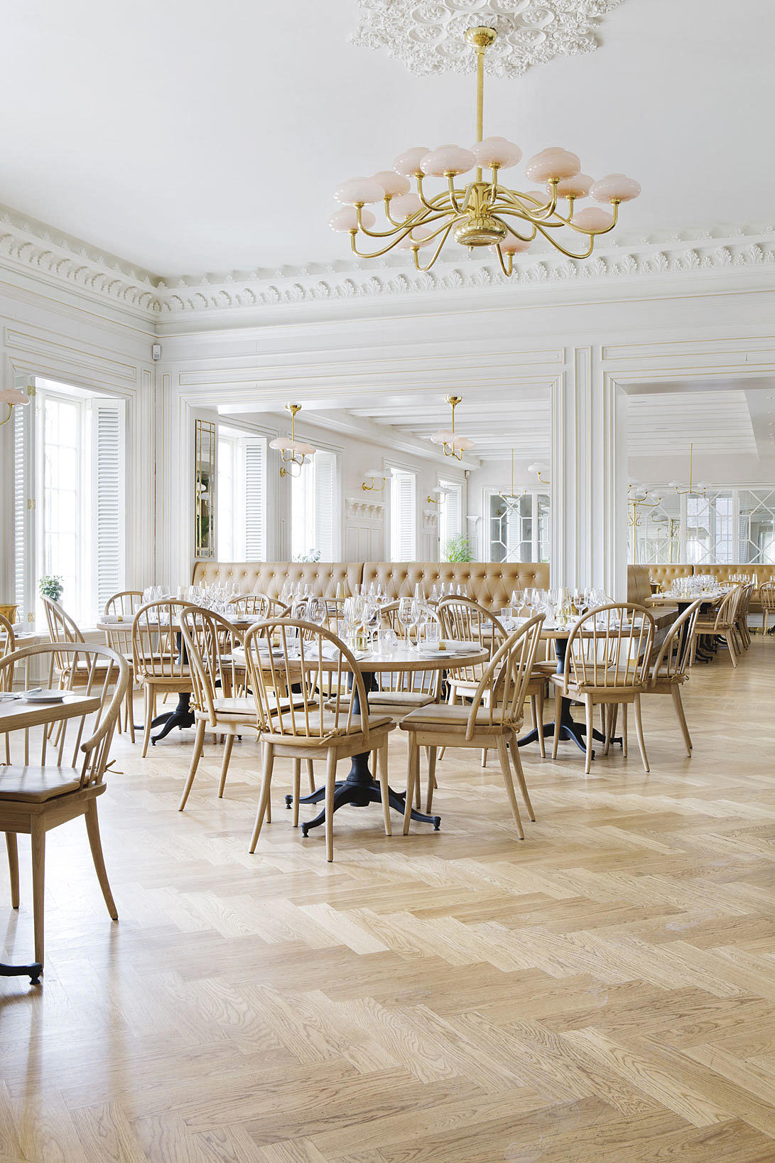 Stukkaturen i storstua var en av de få historiske detaljer som var bevart på Nedre Foss Gård.