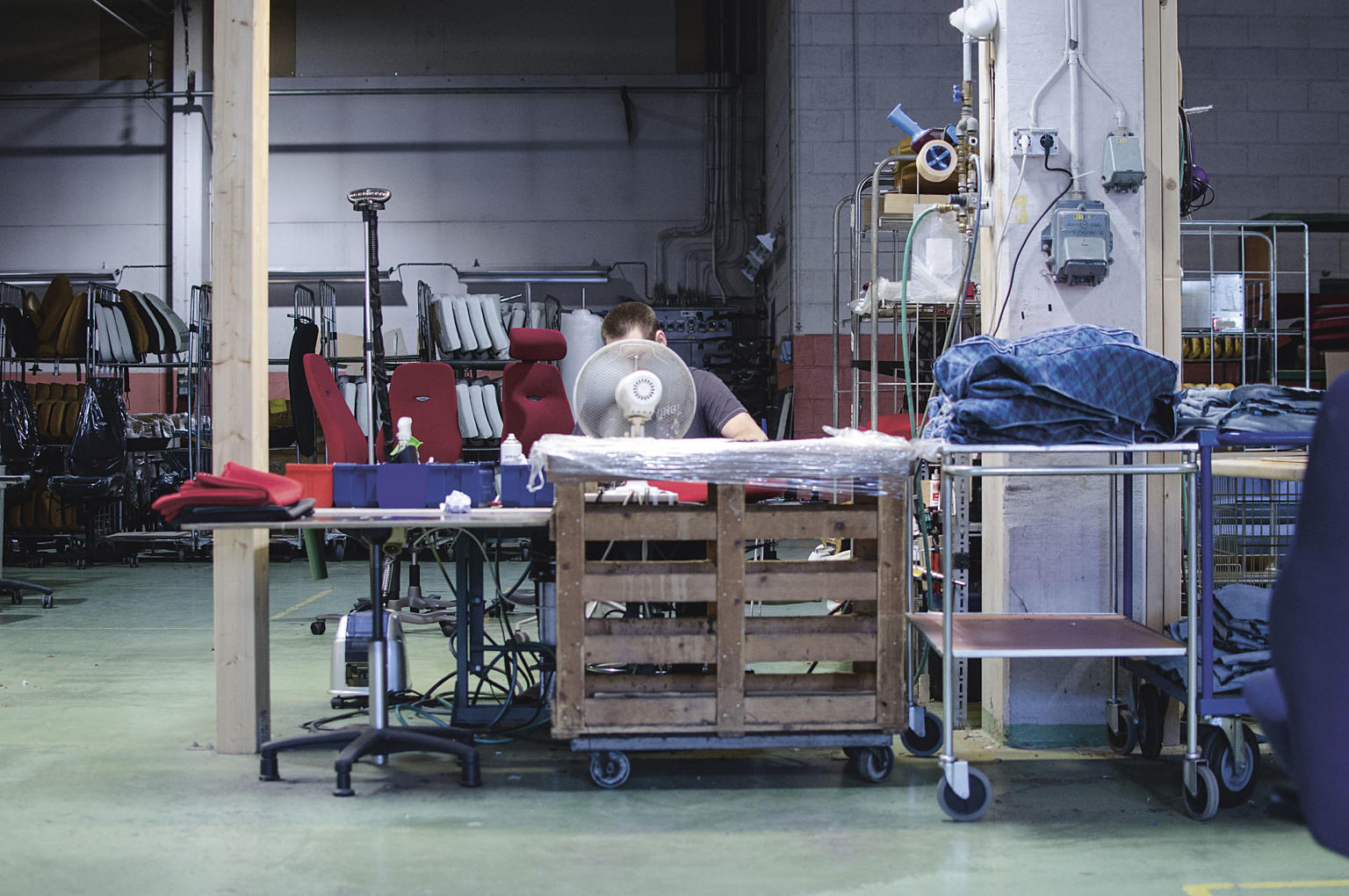 Spikke, sage, lime, banke: De ti ansatte hos Glomma industrier har jobbet med møbler hele livet og har fagkunnskapen i fingerspissene. Foto: Jørgen Lie Furuholt / DOGA