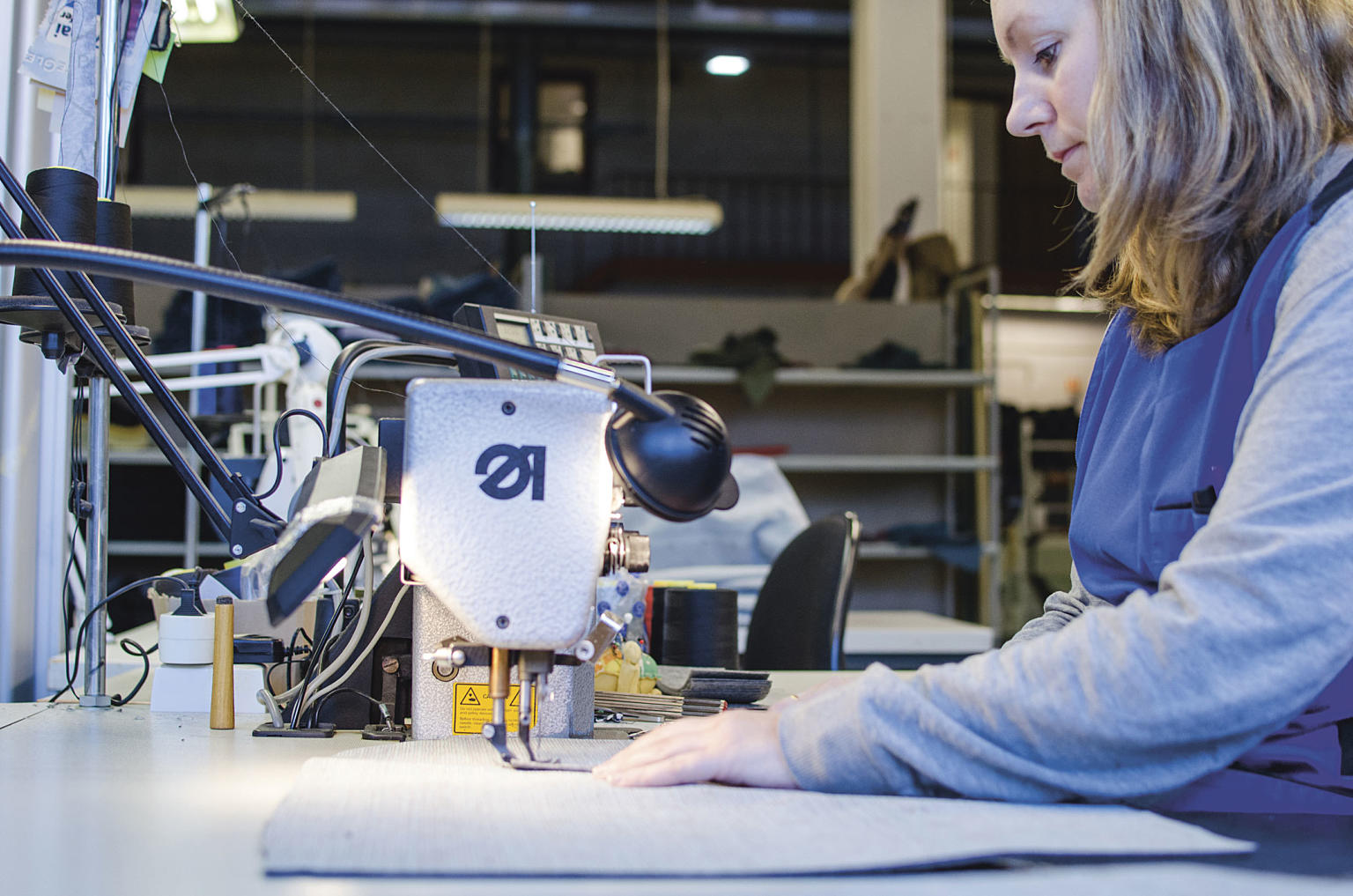 Spikke, sage, lime, banke: De ti ansatte hos Glomma industrier har jobbet med møbler hele livet og har fagkunnskapen i fingerspissene. Foto: Jørgen Lie Furuholt / DOGA