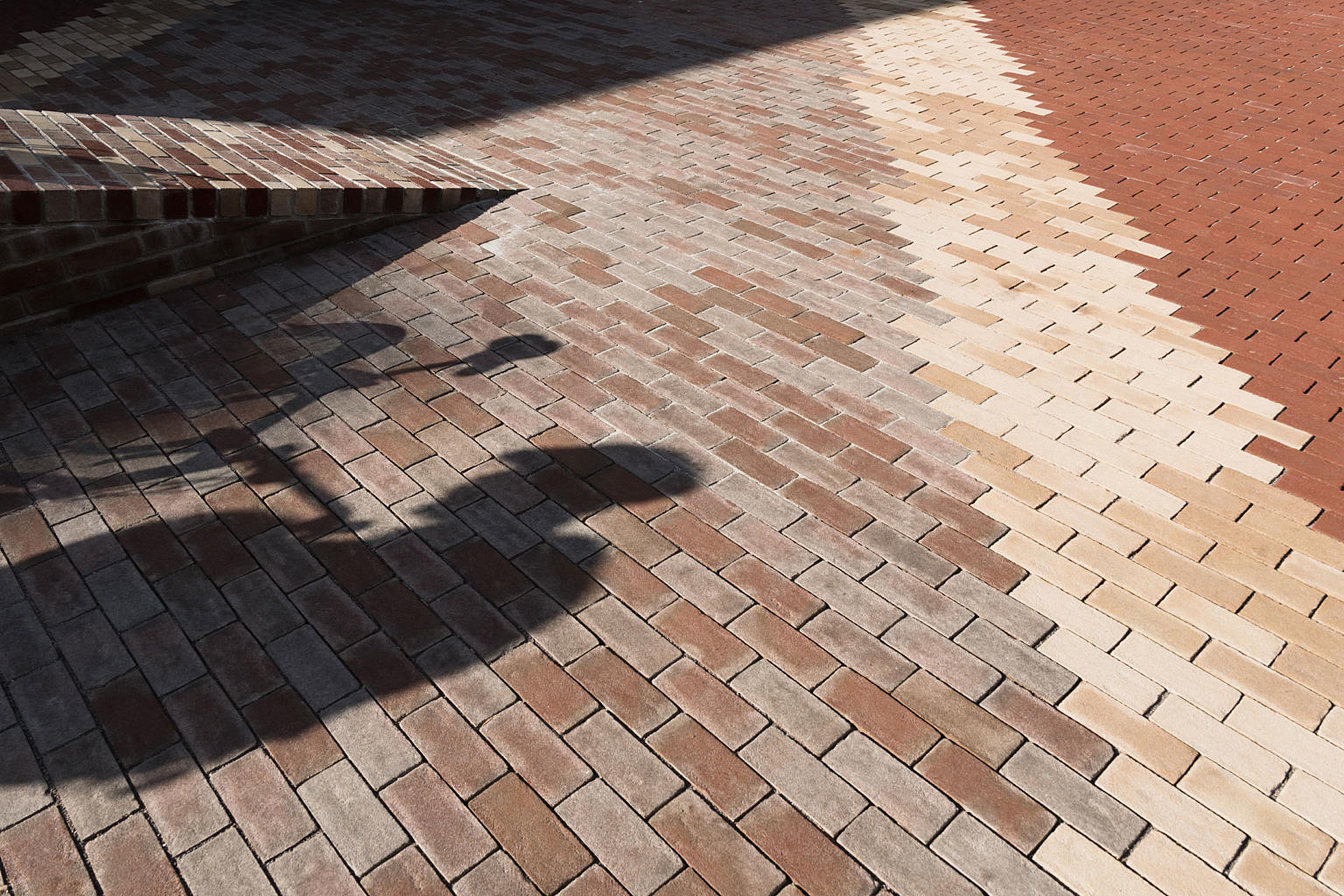 Landskapsarkitektene har eksperimentert med ulike setteteknikker og mønstre.