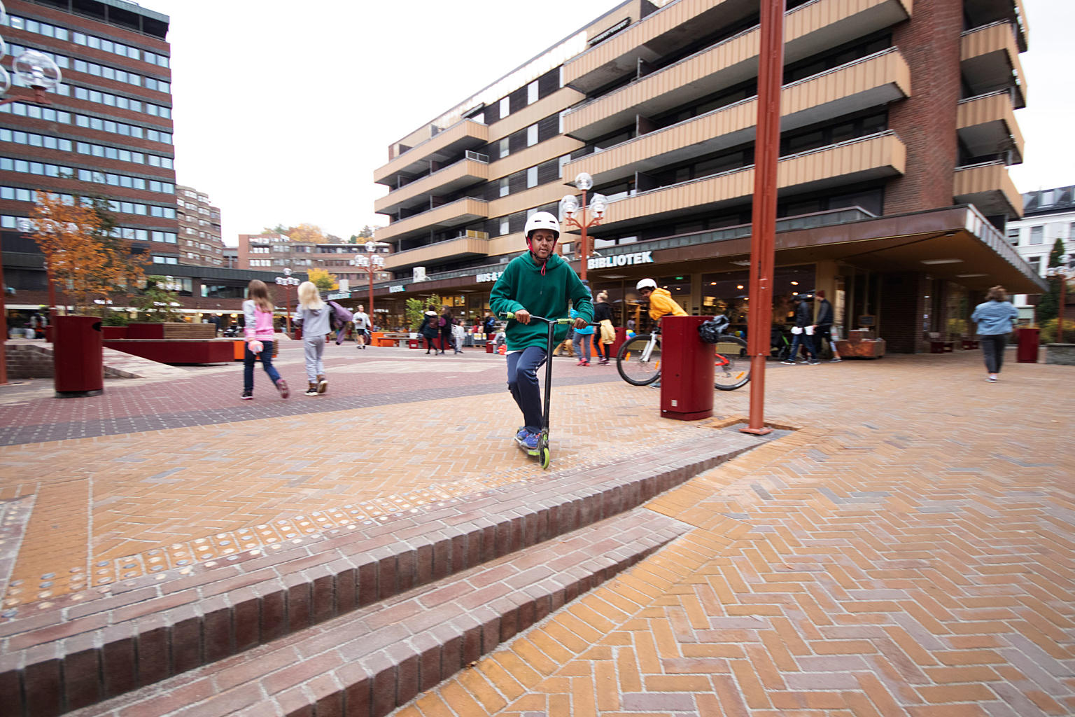 Tøyen torg har blitt et sted barn kan utforske på egenhånd.