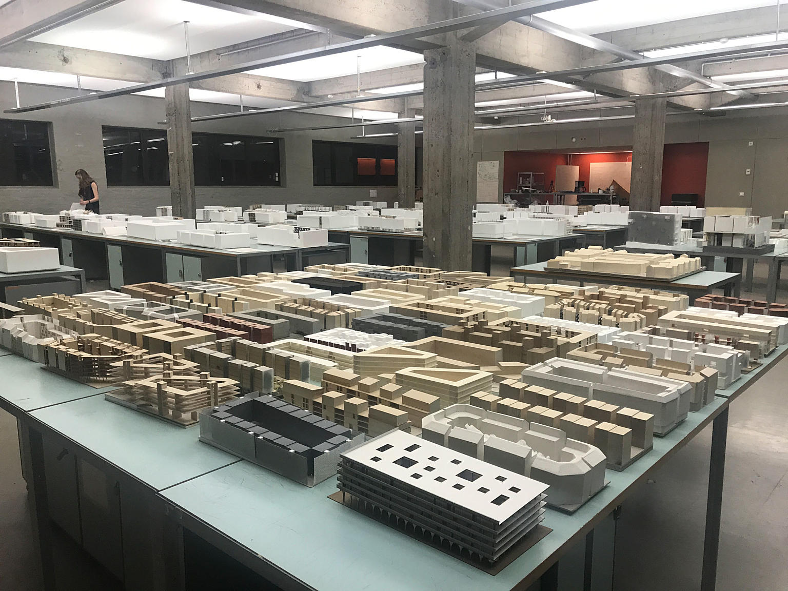 Grünerløkka, på Grunnkurs Arkitektur. Andre år av arkitekturundervisningen på AHO har som hovedmål å undersøke i detalj arkitekturens dimensjon i en urban kontekst og danne grunnlag for masternivåets mer eksperimentelle tilnærming.