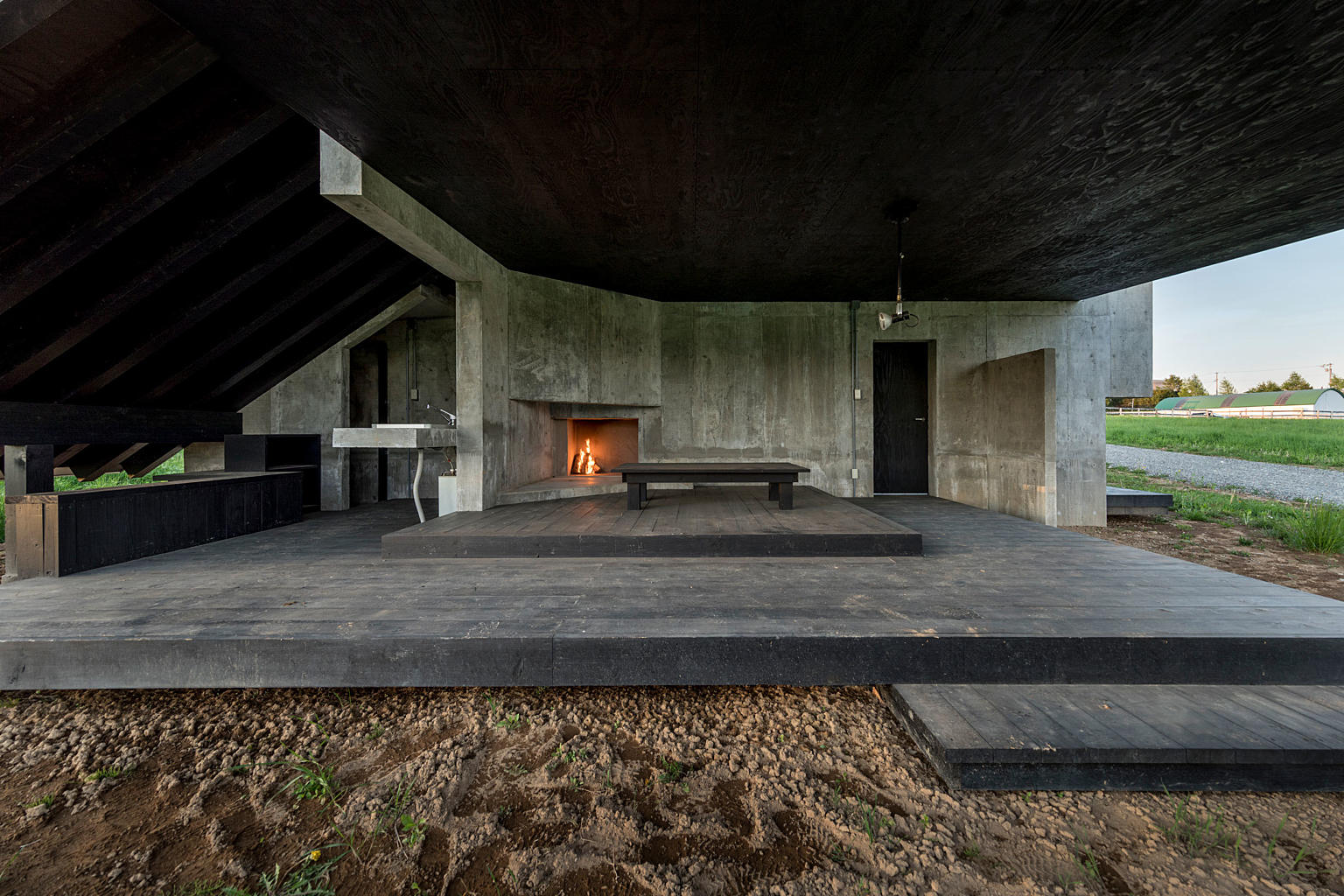 Inverted House. Utvendig stue ved AHOs Inverted House prosjekt, Hokkaido, Japan. Huset er tegnet av studenter og lærere ved Rom og Teknikk-gruppen til en konkurranse med temaet A House for Enjoying the Harsh Cold og bygget i samarbeid med Kengo Kuma. Prosjektet er en del av skolens internasjonale orientering mot innovative prosjekter som utfordrer konvensjoner og undersøker arkitekturens potensiale til å skape nye rom. Foto: Shinkenchiku