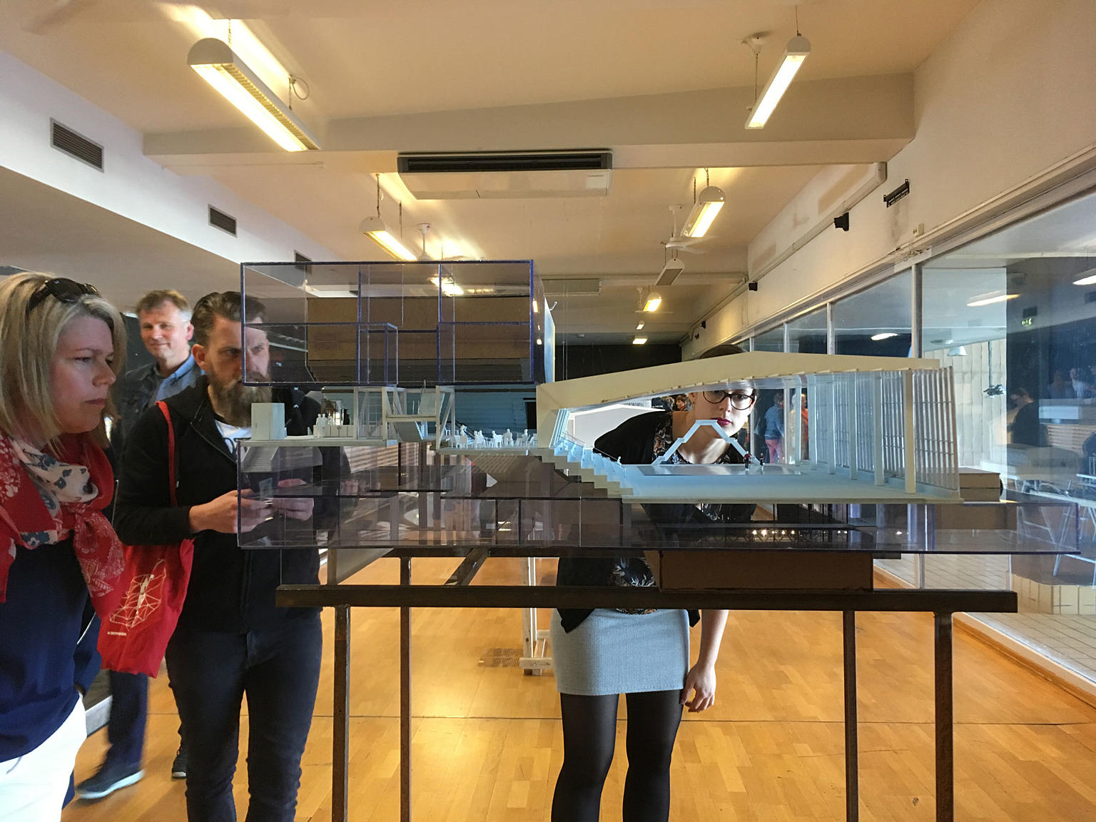 Handlekraft og engasjement – skolen som en aktiv deltaker i å forme lokalmiljø. Bergens sentrale svømmehall er i de tidlige stadiene av en transformasjon til byens nye hus for utøvende kunst. Masterkurset Sentralbadet - Transformation of Bergen’s swim hall into a house for the performing arts samarbeider med klienter, kommunen og befolkningen for øvrig om å utvikle en rekke mulige visjoner for byggets framtid. En offentlig utstilling av 1:50-modeller (bildet over) viser alternative forslag for Sentralbadet og følges opp av en debatt inne i svømmehallen. Lærere: ark. Cristian Stefanescu, ark. Guillaume Eckly, kunstner Andrea Spreafico. Foto: Cristian Stefanescu