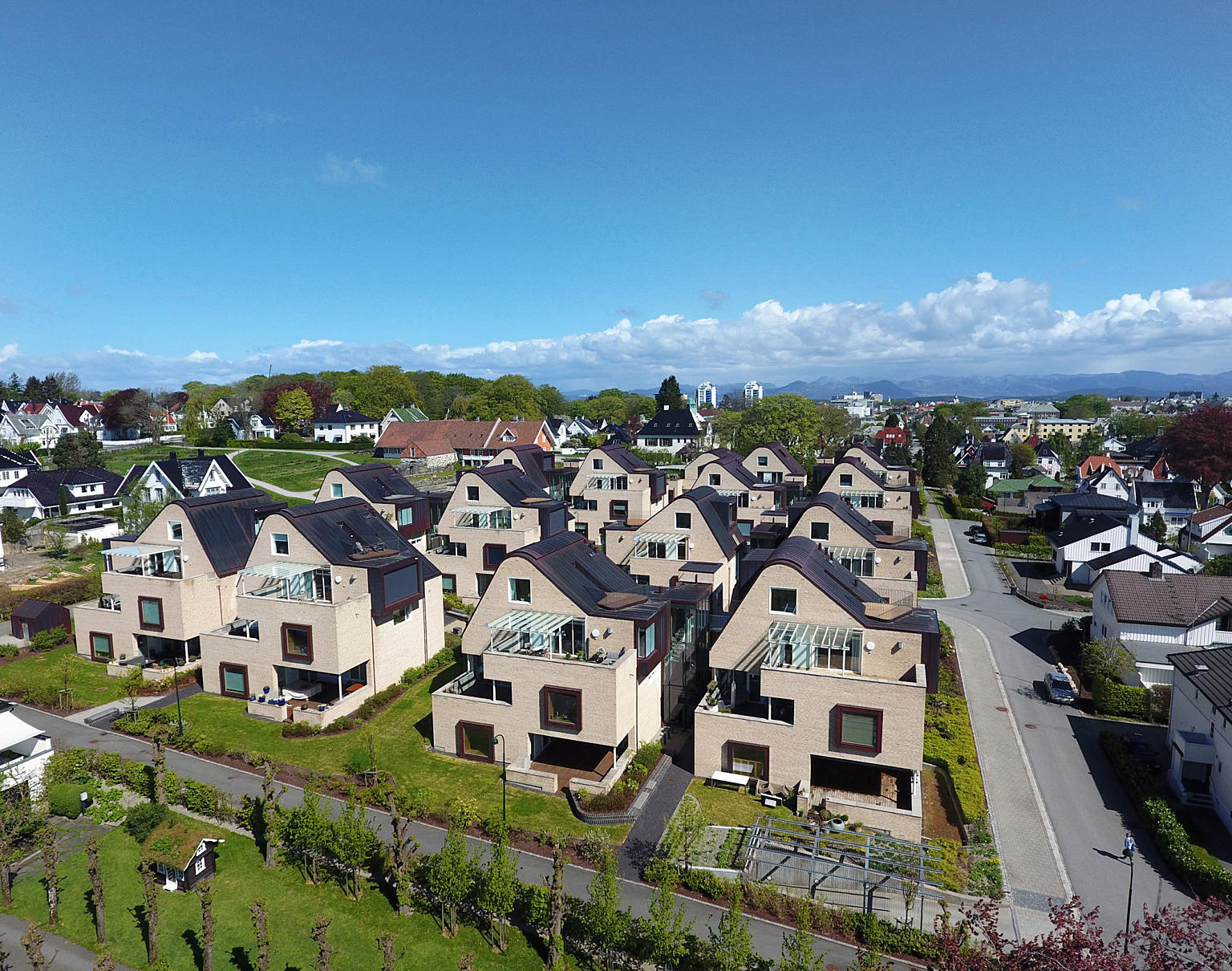 Særegne møner og karnapper inspirert av jugendarkitekturen i området gir en skulpturell virkning som bidrar til å bryte ned skalaen.