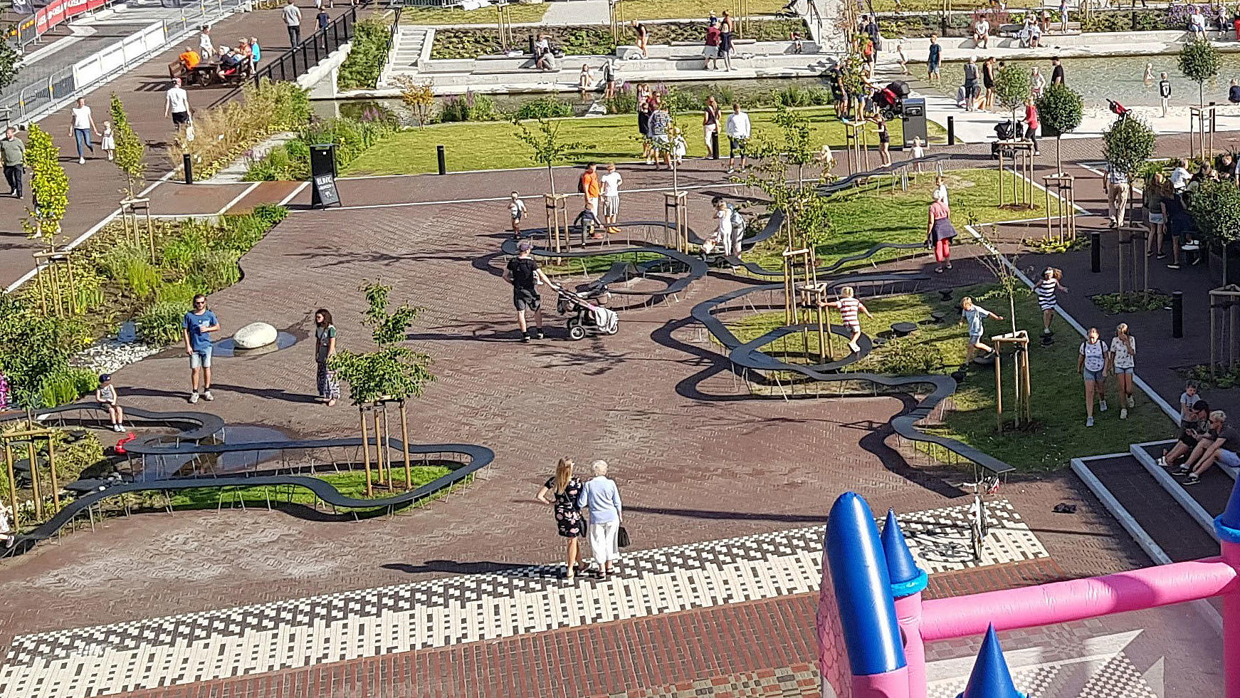 Svevende benker på torget i Ålgård