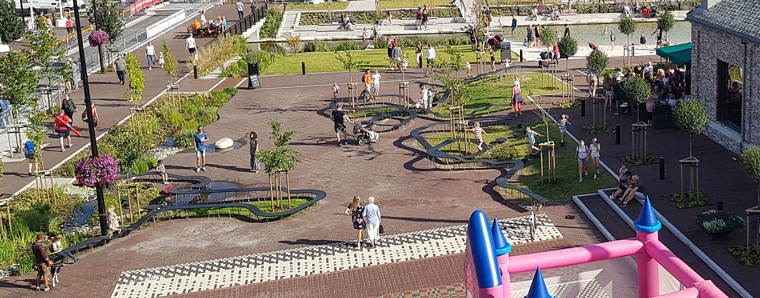 Svevende benker på torget i Ålgård