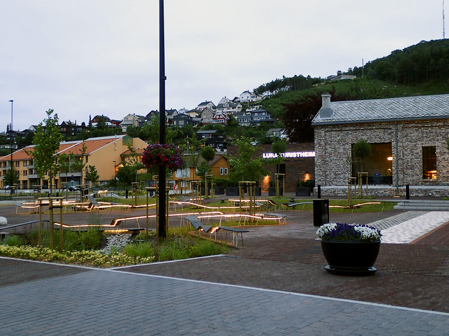 Svevende benker på torget i Ålgård