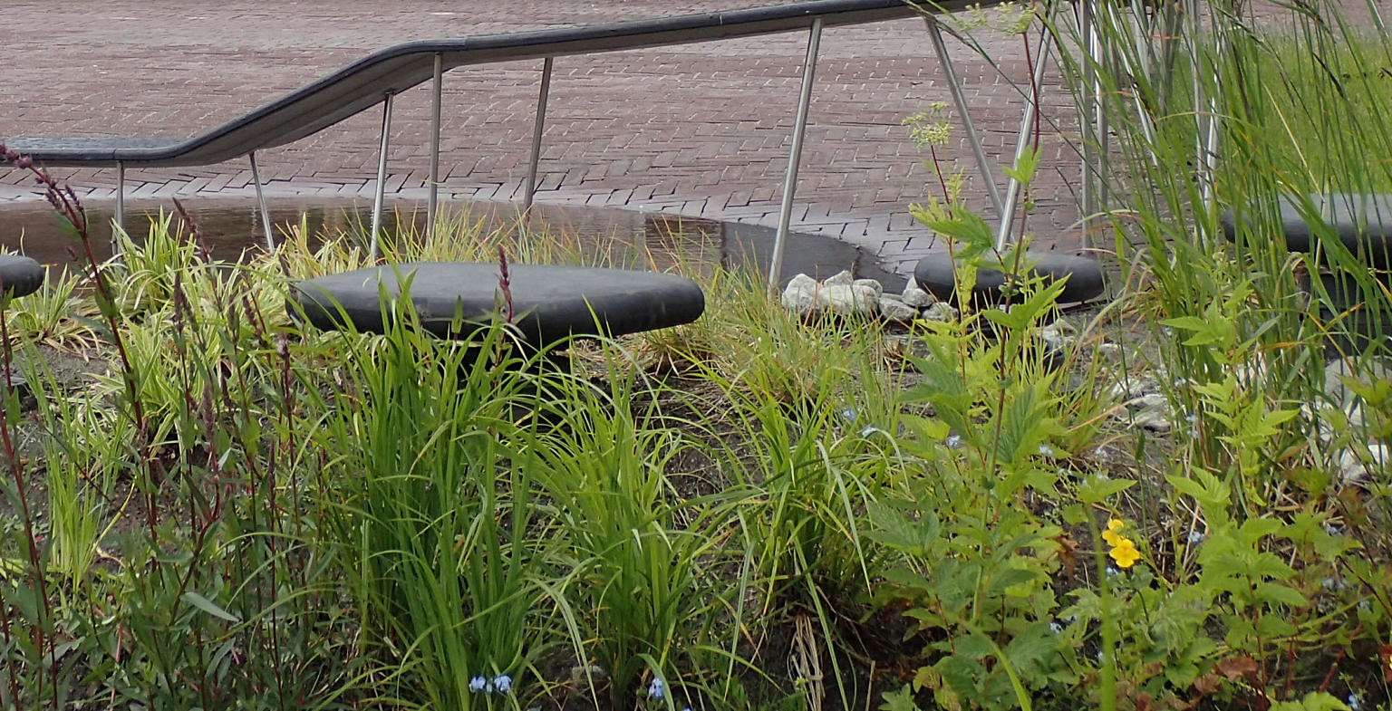 Svevende benker på torget i Ålgård