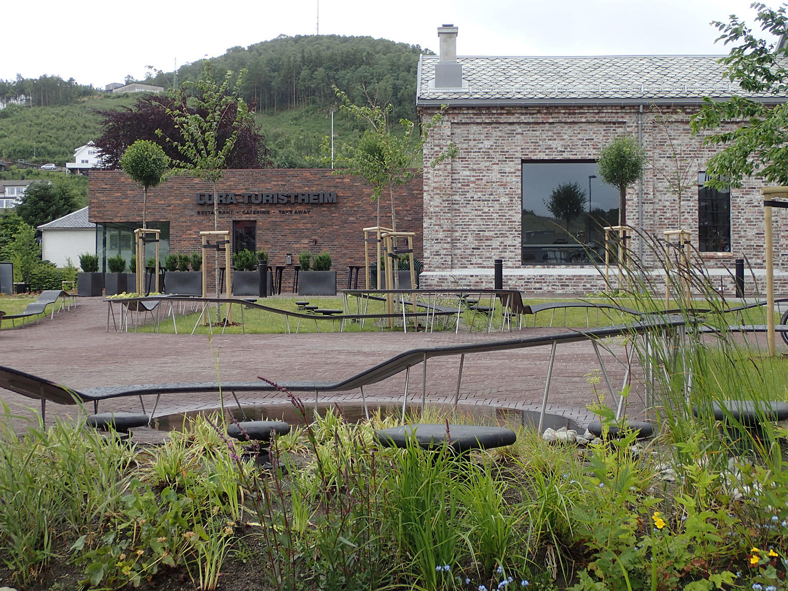 Svevende benker på torget i Ålgård