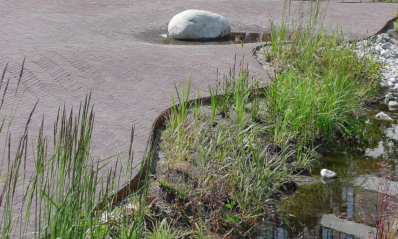 Svevende benker på torget i Ålgård