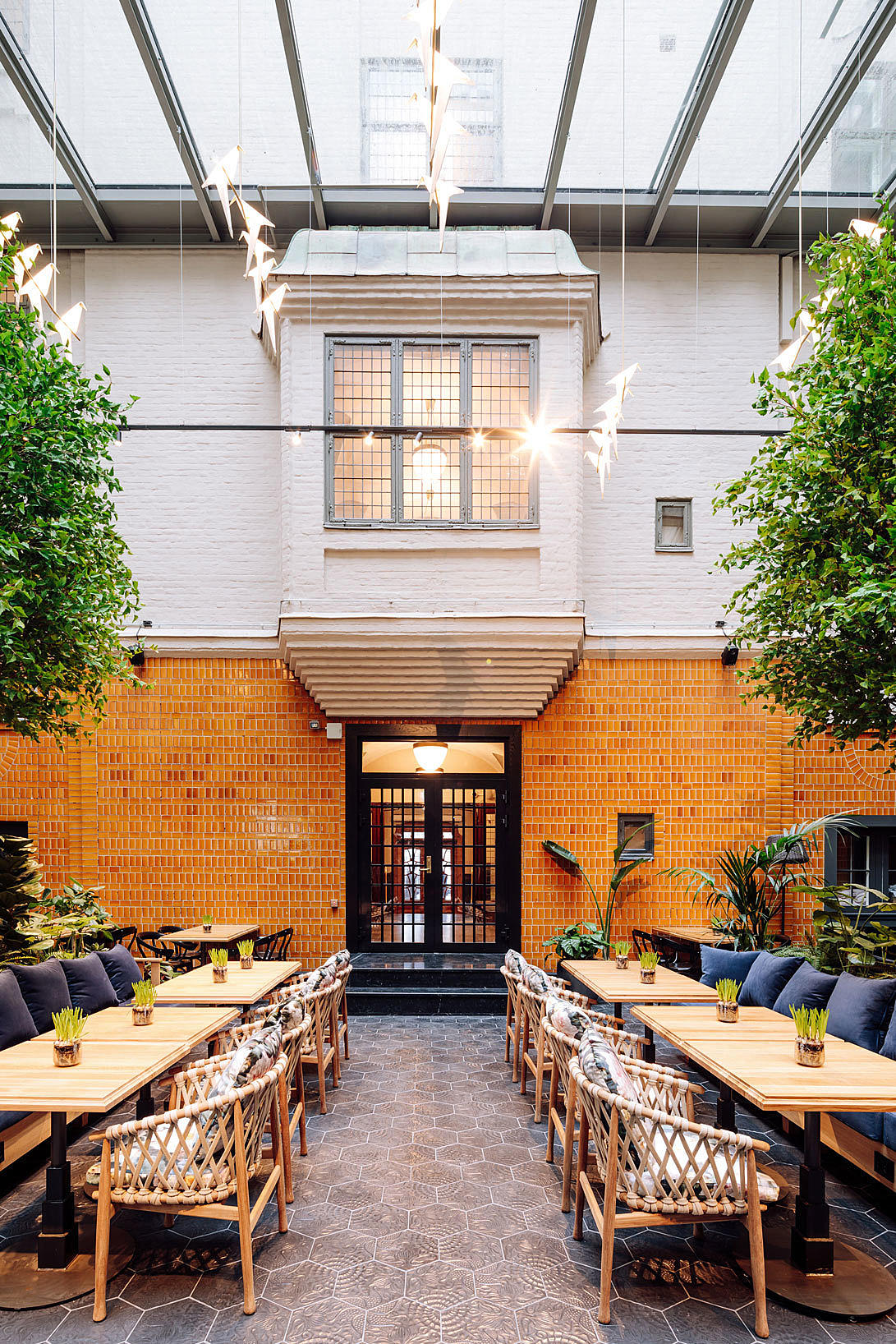 Bakgården er et av de stedene hvor opplevelsen av den historiske bygningens originale kvaliteter er aller mest fremtredende.