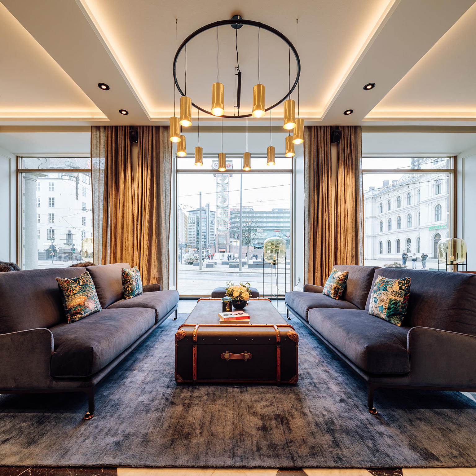 En gammel amerikakoffert har blitt et bord, og tjener som eksempel på den direkte bruken av historiske objekter for å understreke Amerikalinjens historie.